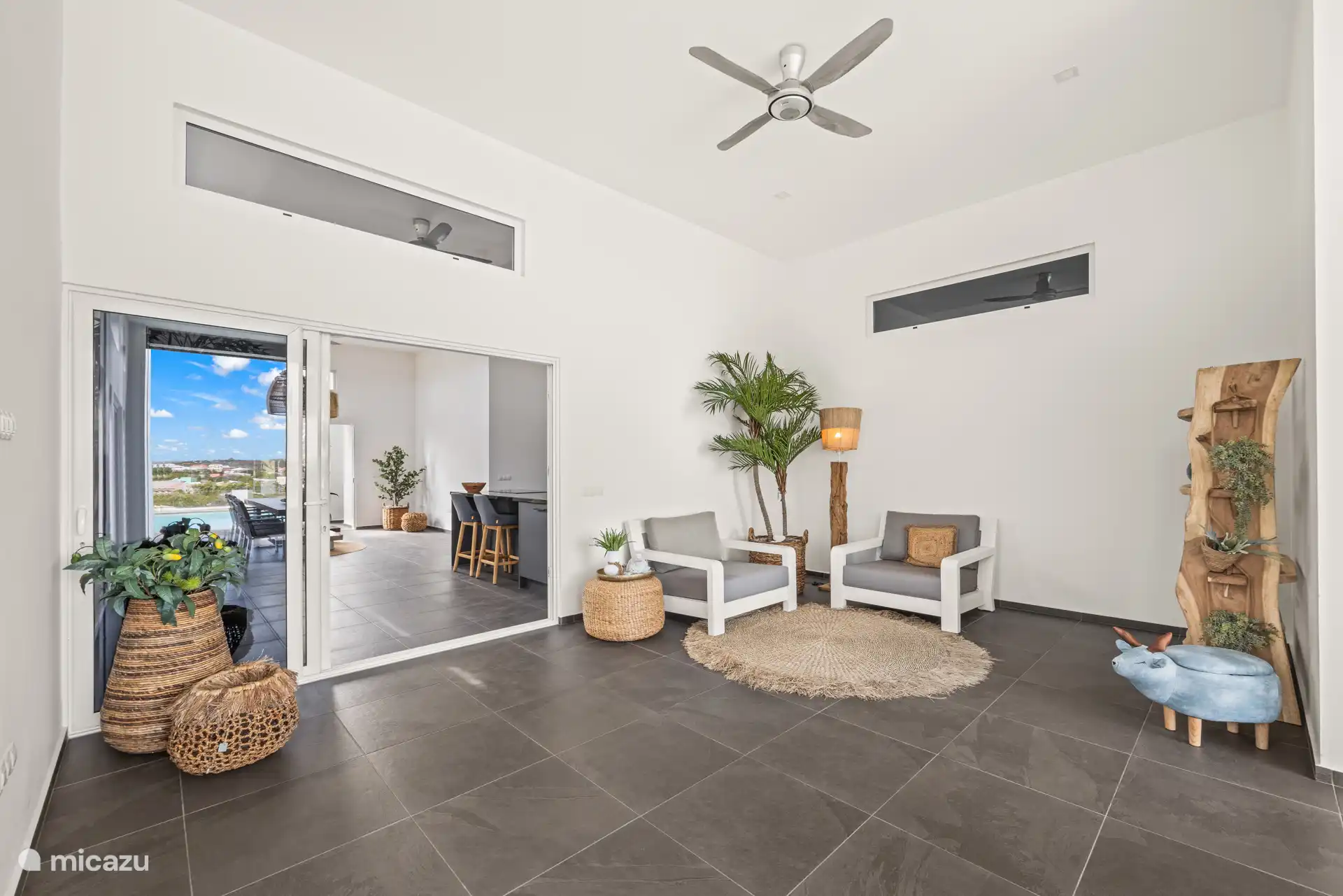 Knus hoekje binnen, perfect om even te ontspannen met een goed boek