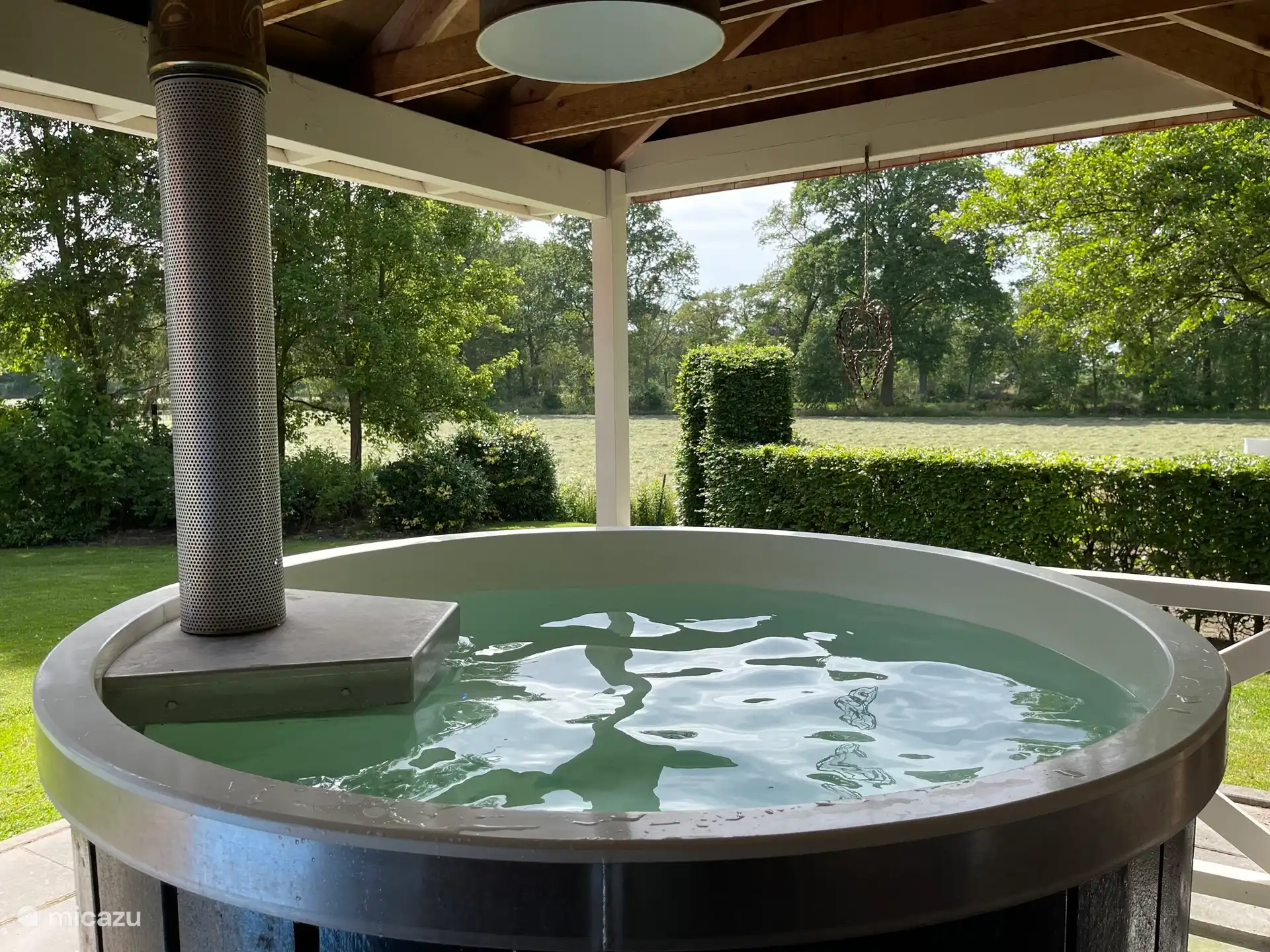 overdekte hottub met prachtig uitzicht