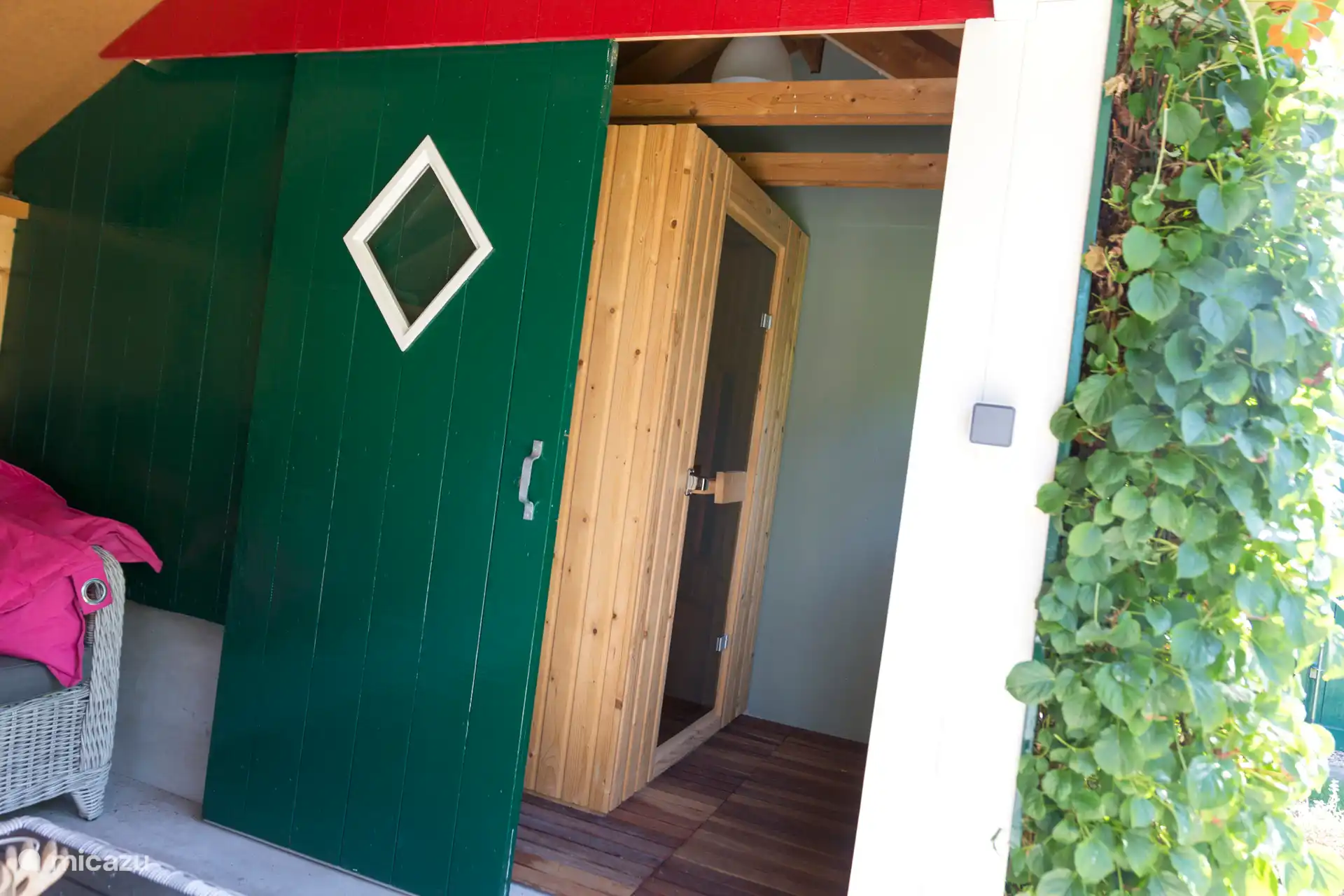 naast de barrelsauna beschikt de woning ook over een infrarood sauna