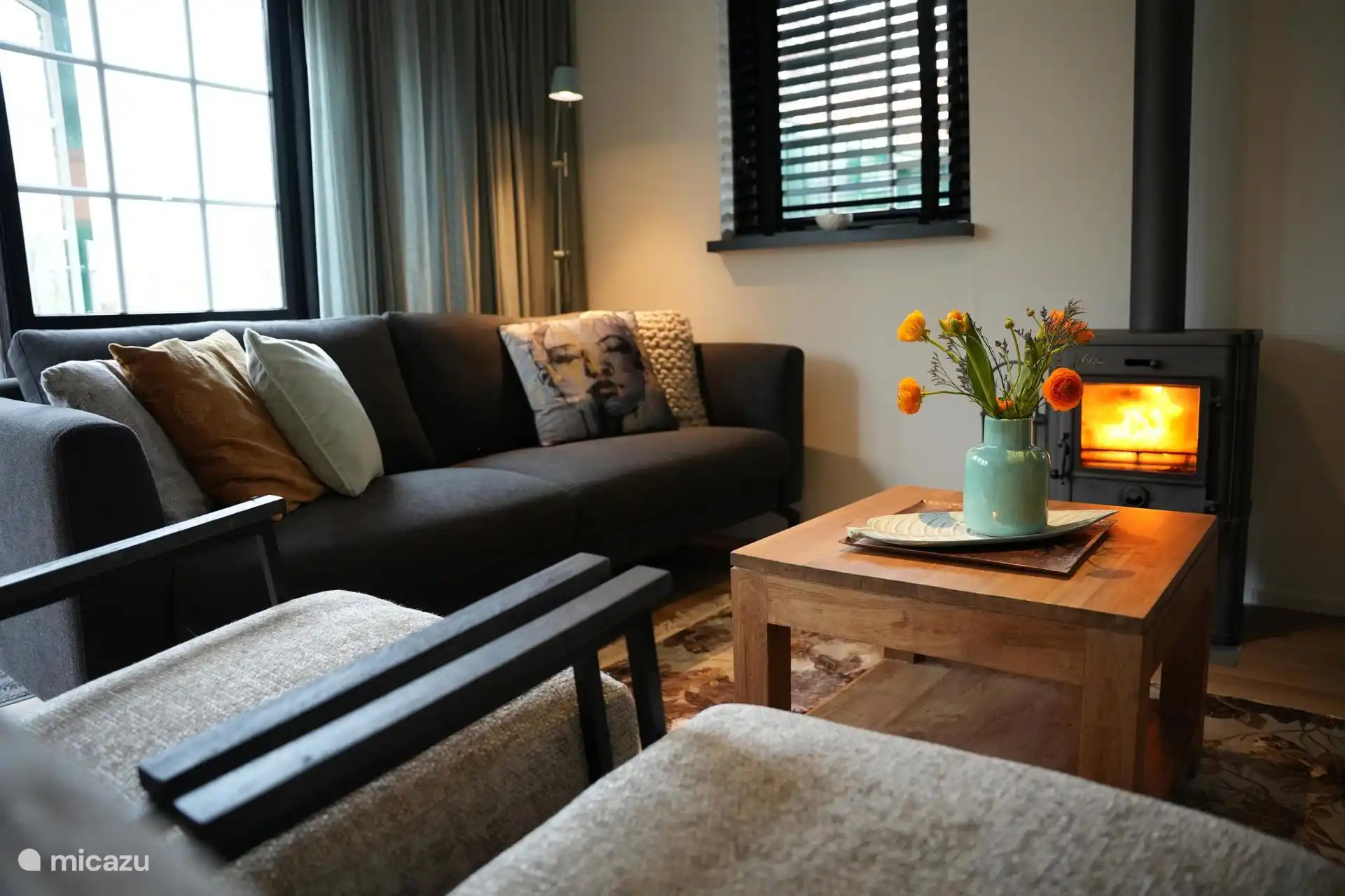 Appelbloesem woonkamer, gezellig bij de houthaard