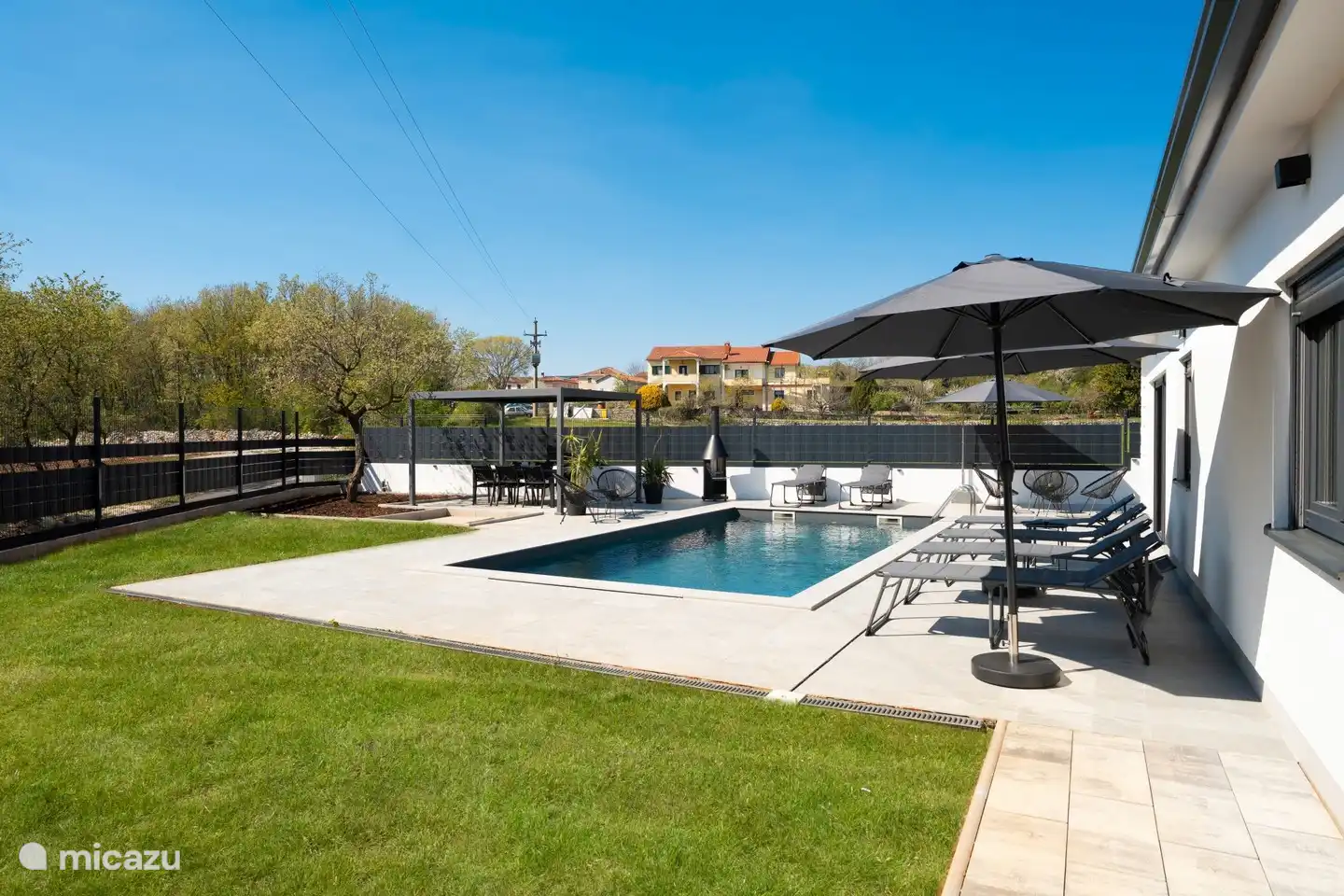 zwembad, terras en tuin