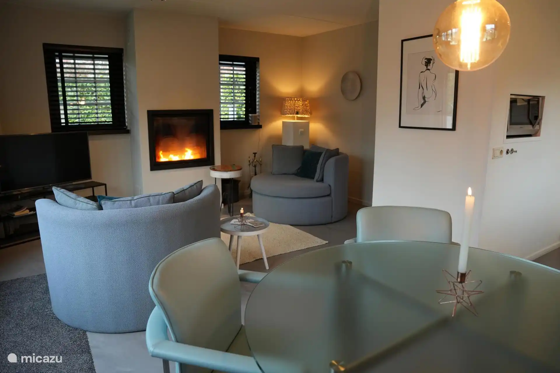 De woonkamer voorzien van alle gemakken