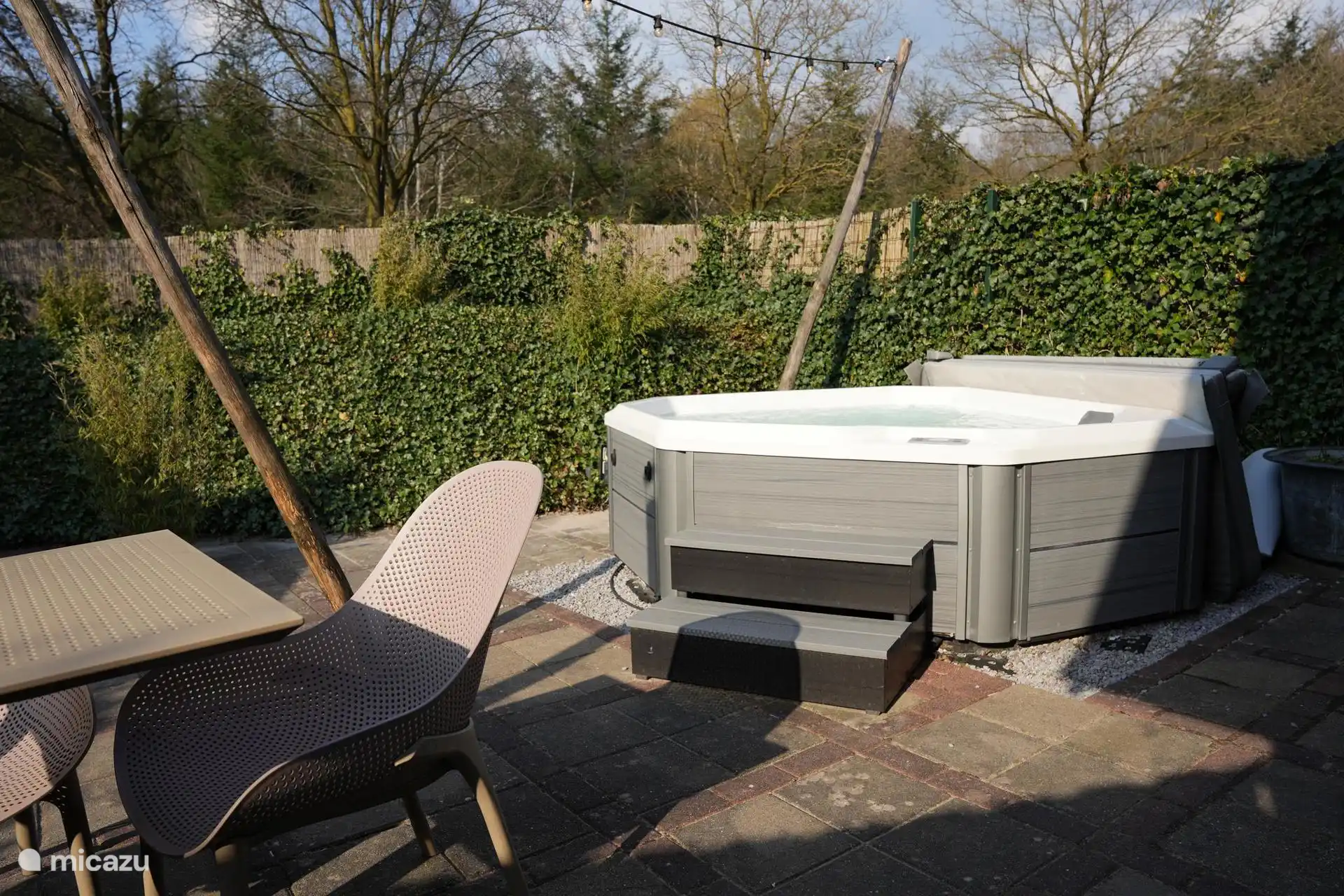 Hotspring jacuzzi van de Elysium 