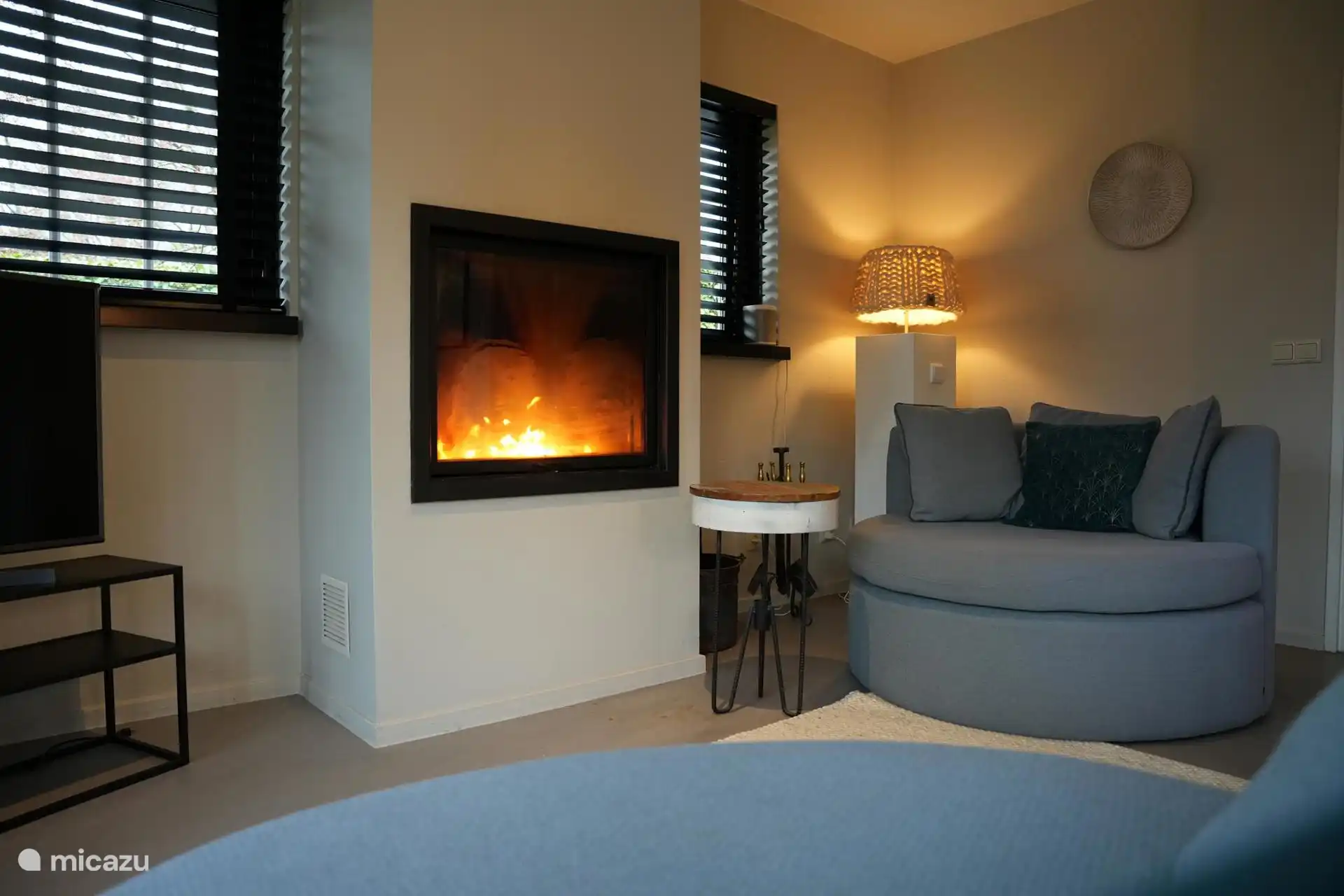 Woonkamer met luxe haard 