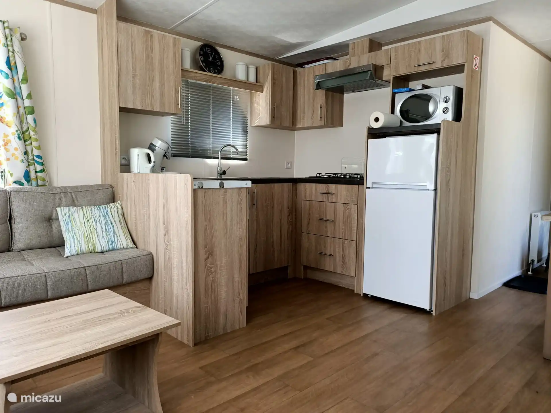 Keuken met magnetron, koelen vries combinatie.
Waterkoker, senseo koffieapparaat en gewone koffiesetapparaat