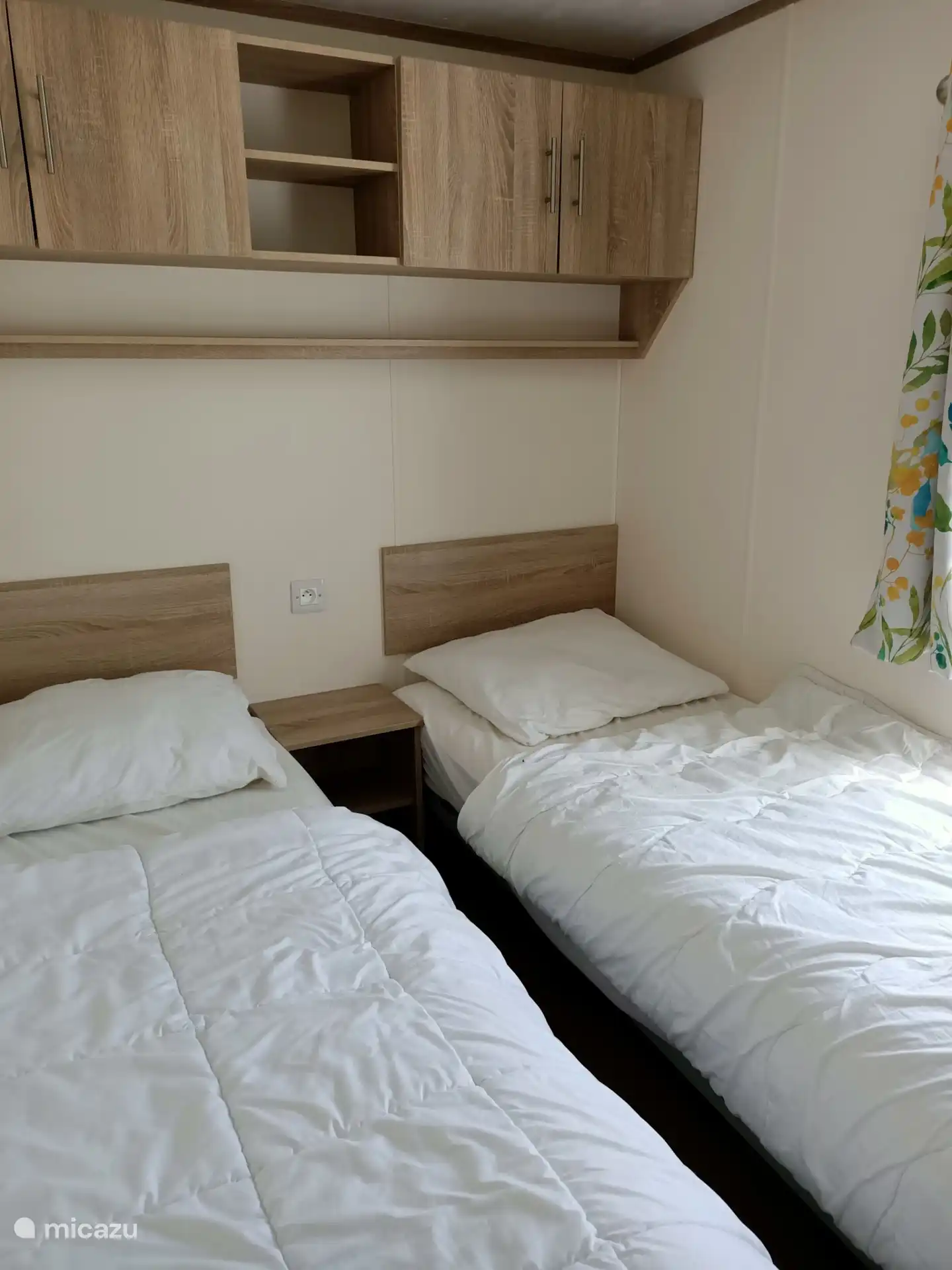 Twee eenpersoonsbedden met 1 persoonsdekbedden