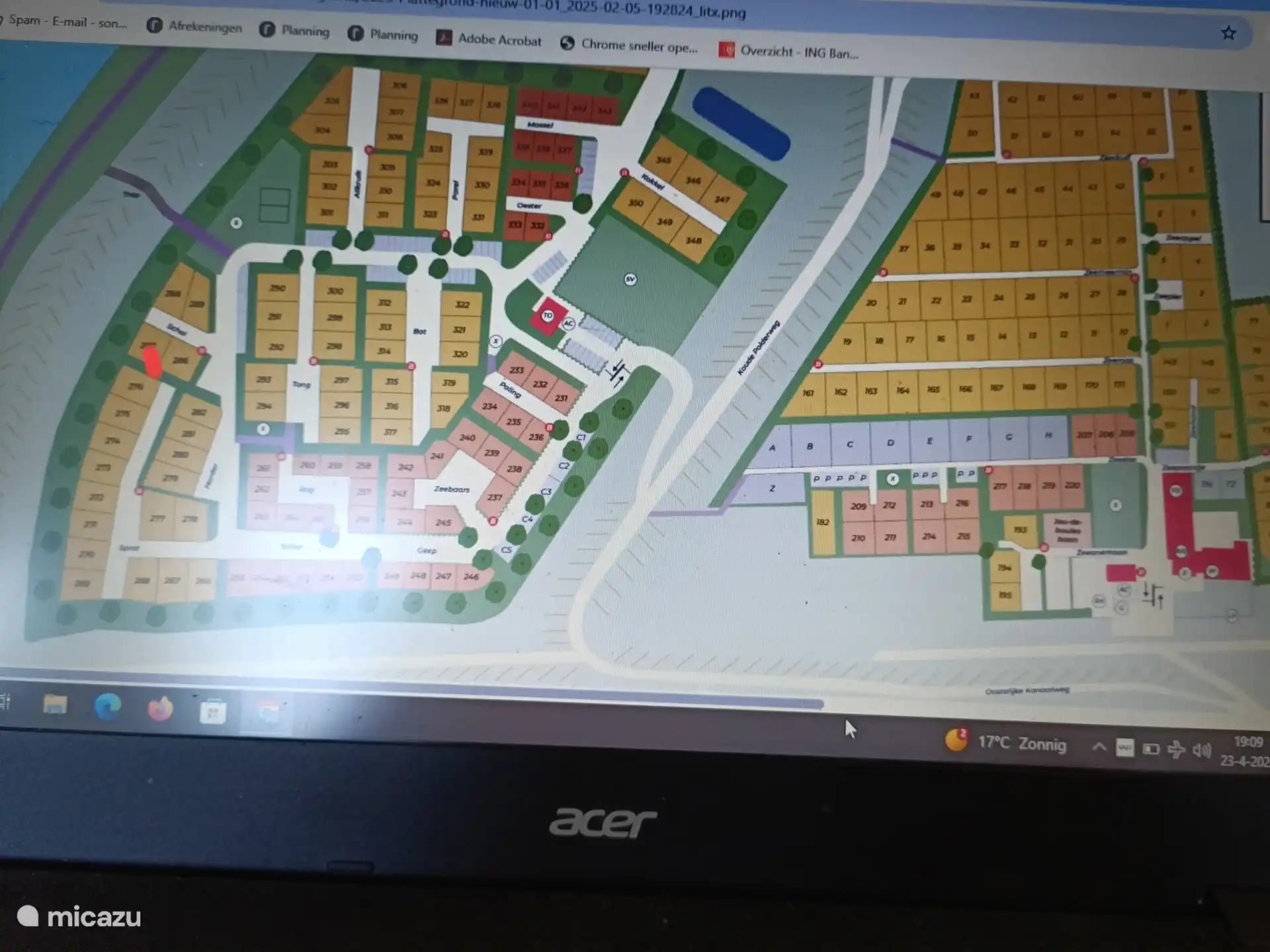 Rode stip staat de stacaravan (links)
Receptie (rechts rode gebouw)