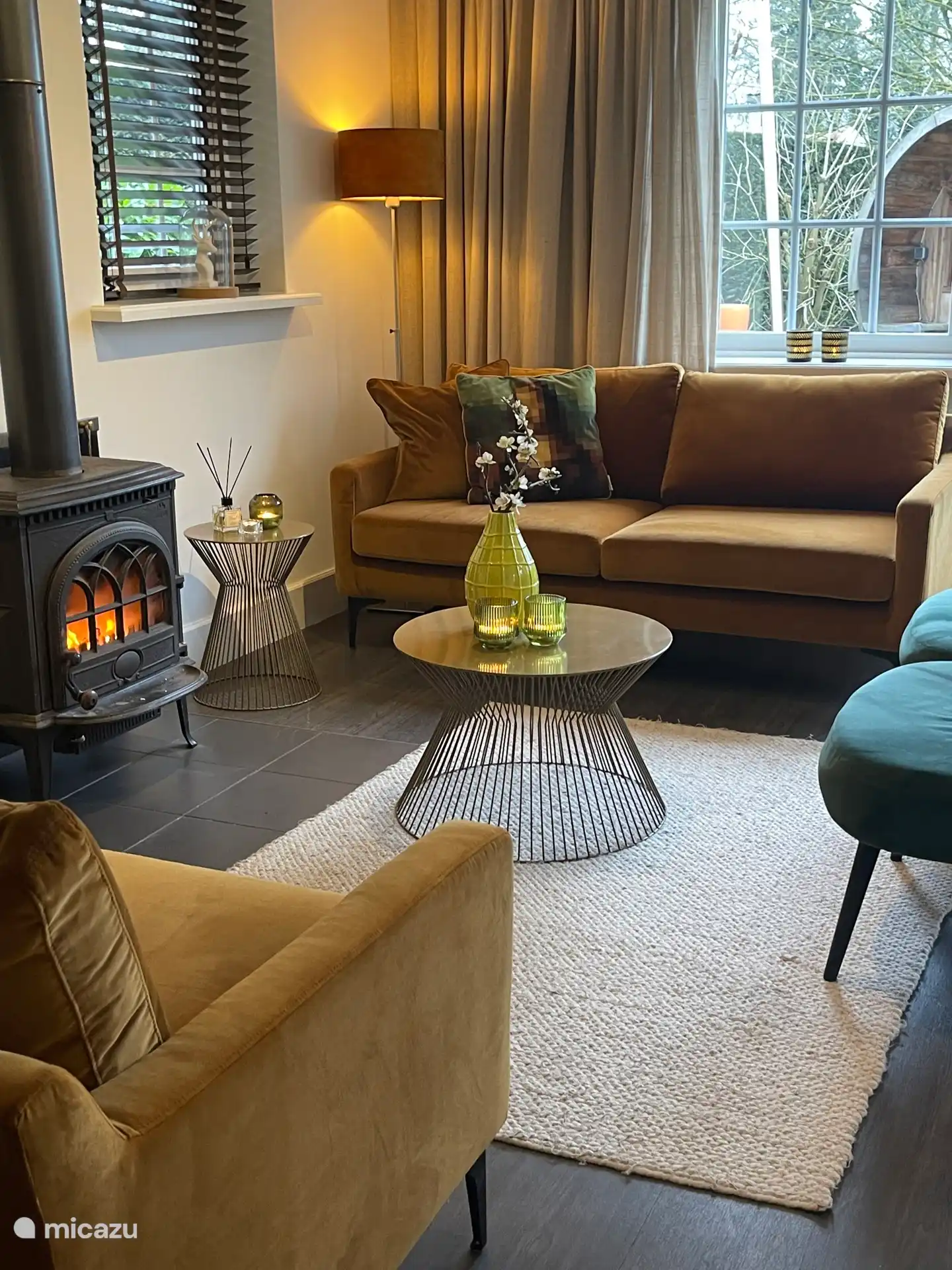 Woonkamer met openhaard de Essenburgh