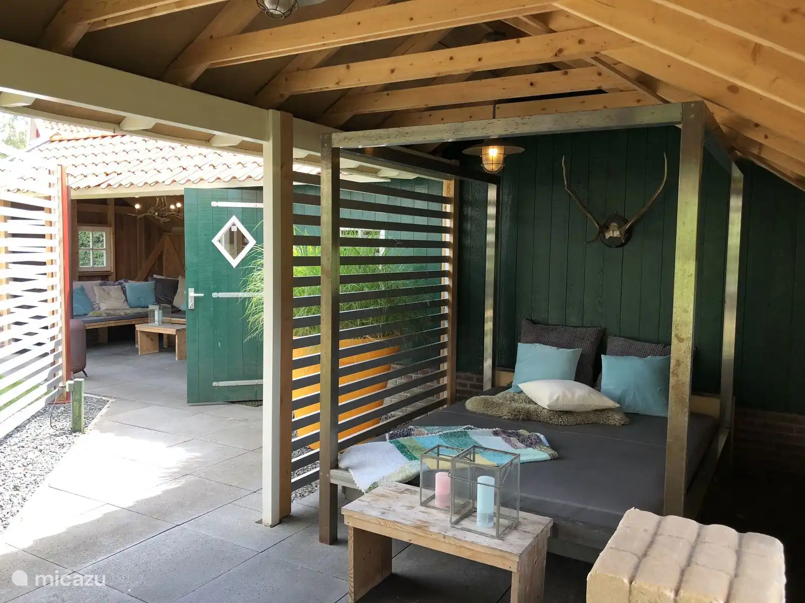 Overdekt terras met heerlijk ligbed