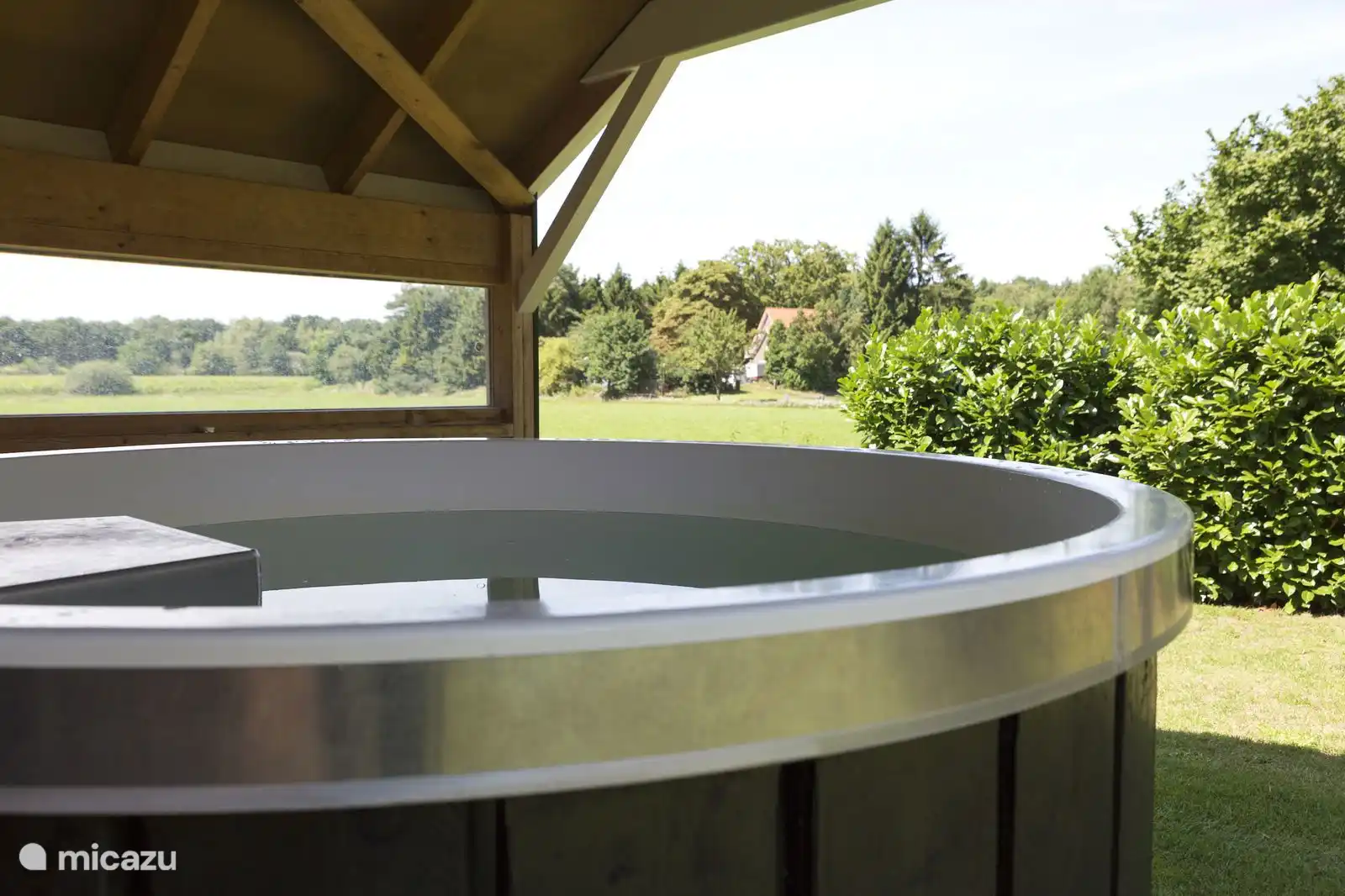 Vanuit de hottub over de Achterhoekse weilanden uitkijken 
