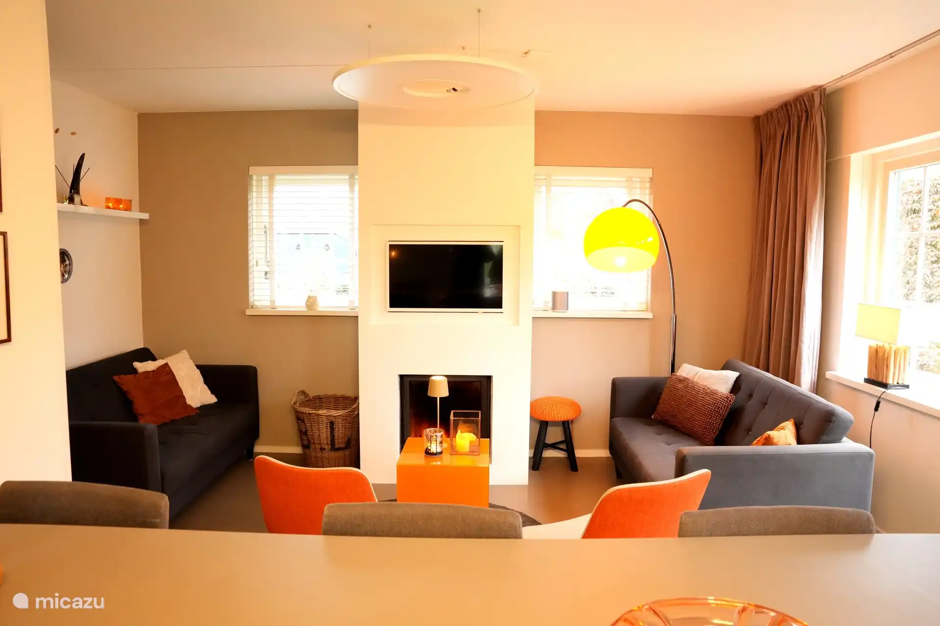 Leuke en moderne woonkamer met open haard 