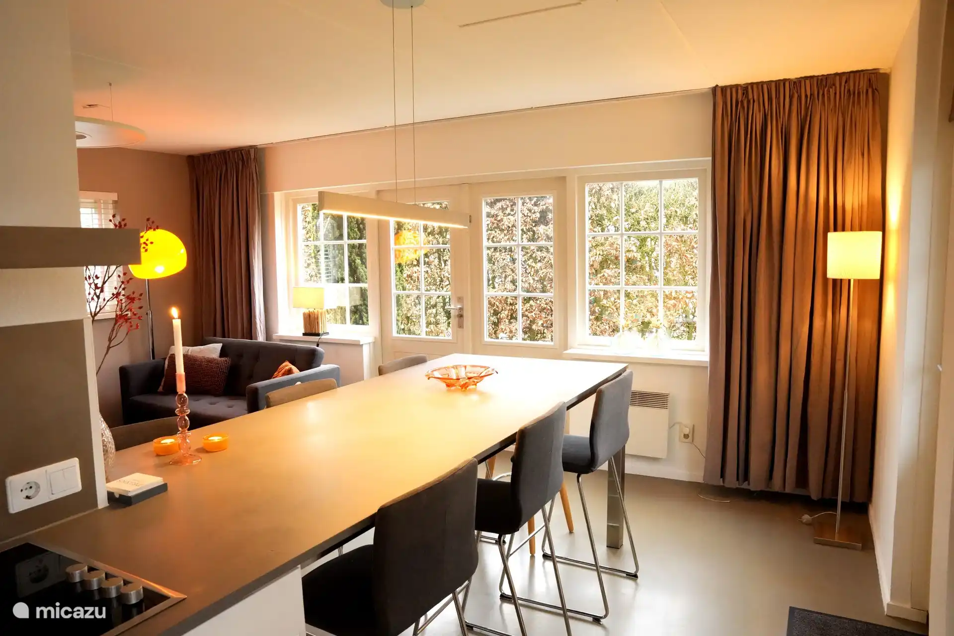 Ruime woonkamer met gezellige tafel voor het borrelen 