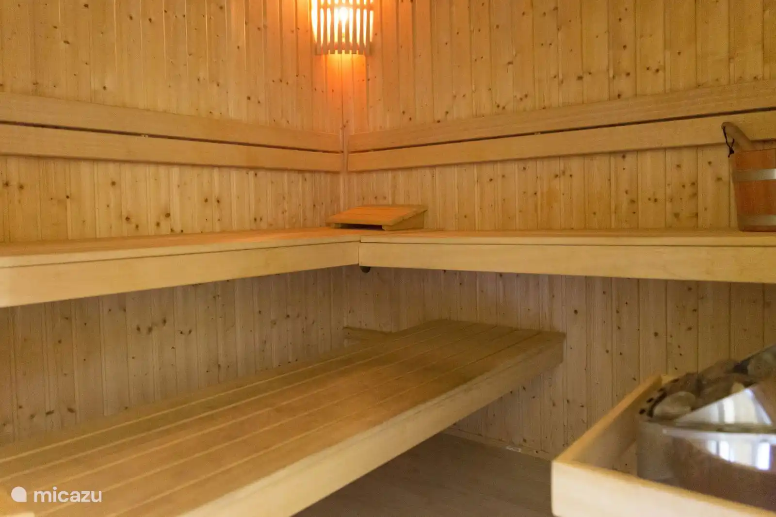 De sauna om heerlijk bij te komen