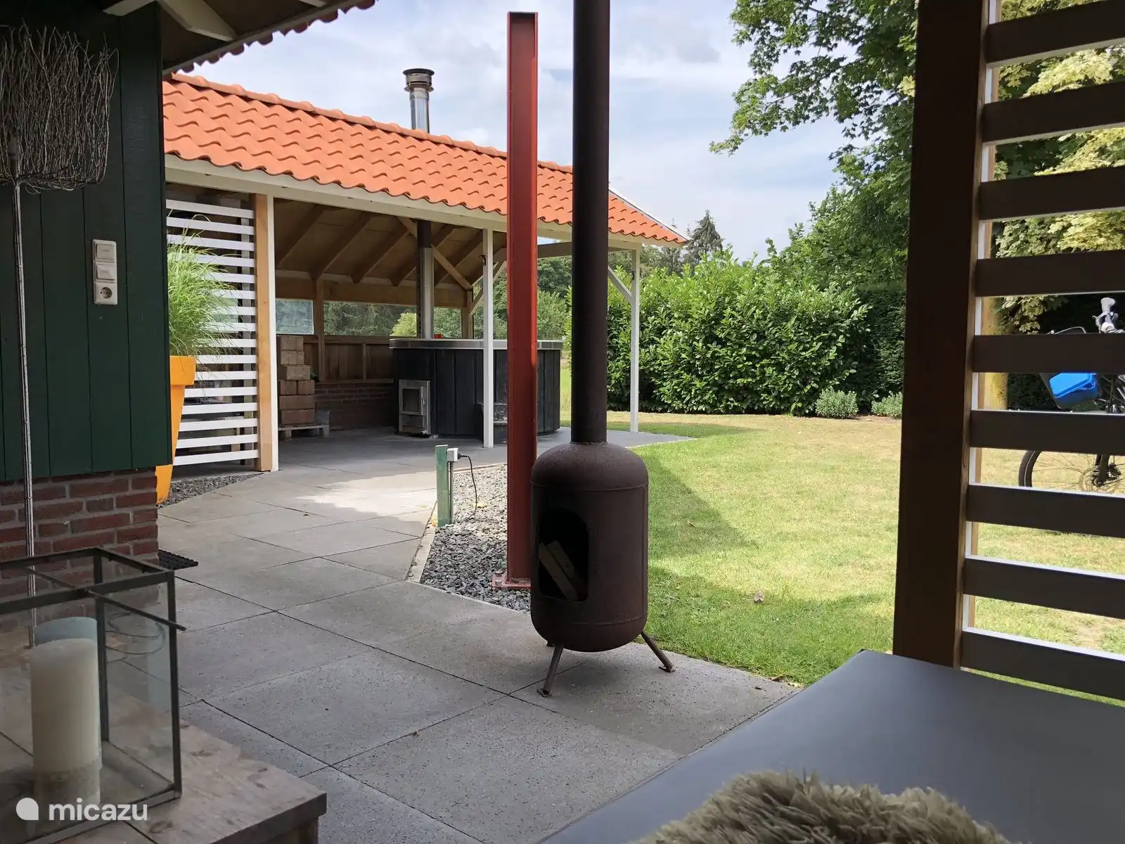 Overdekt terras met haard en hottub