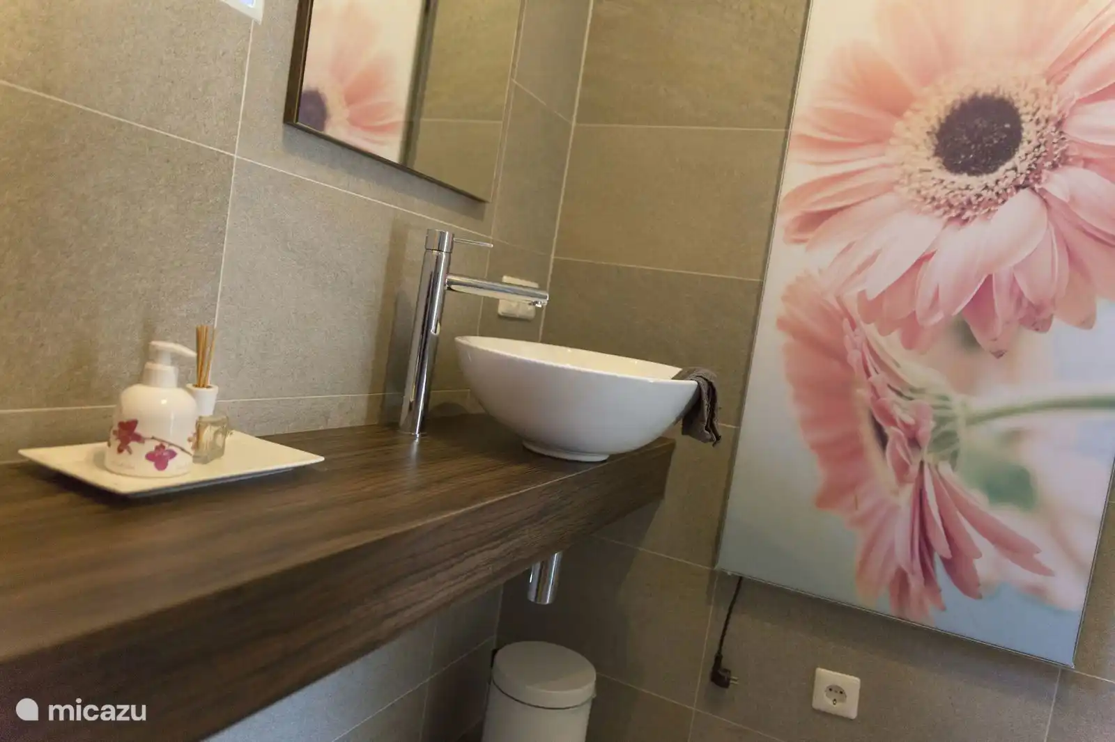 Ruime badkamer met infrarood verwarmingspaneel