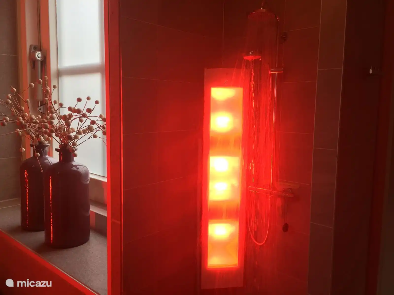 Ruime badkamer met sunshower