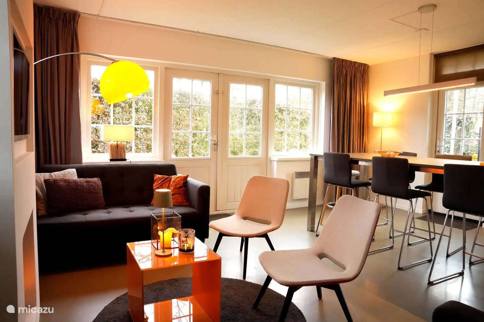 Leuke en gezellige woonkamer met hoog eetgedeelte 