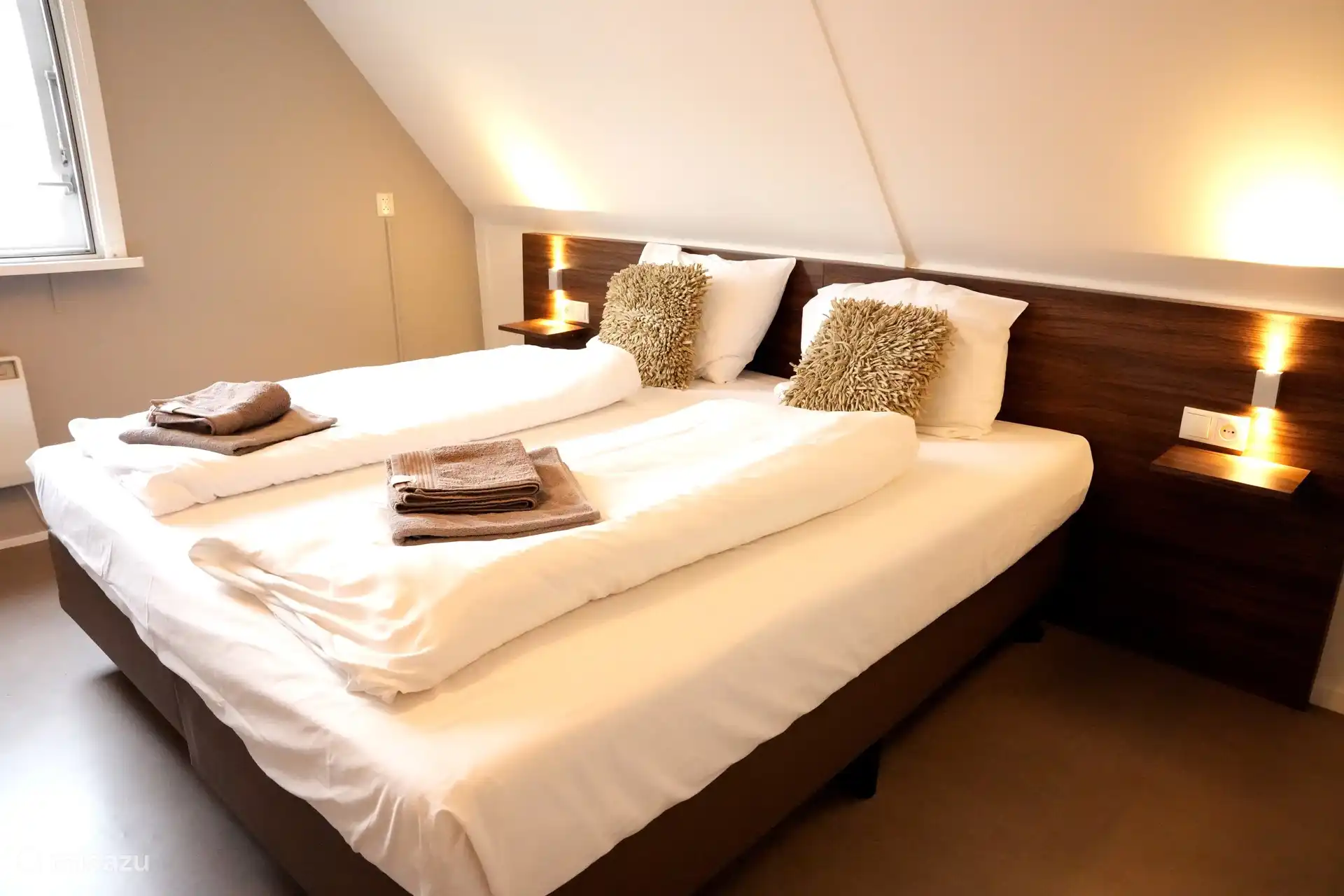 Royaal bed met nachtkastjes 