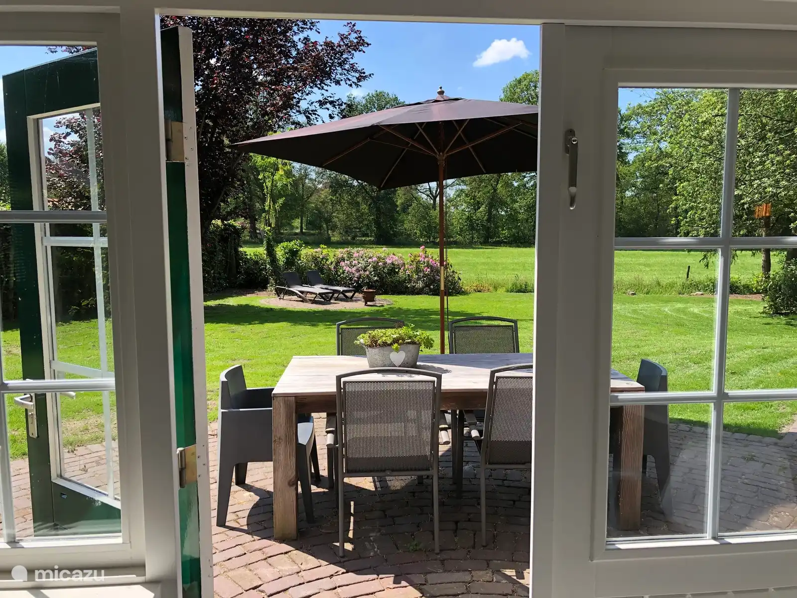 Gezellig in de zomer met elkaar buiten eten