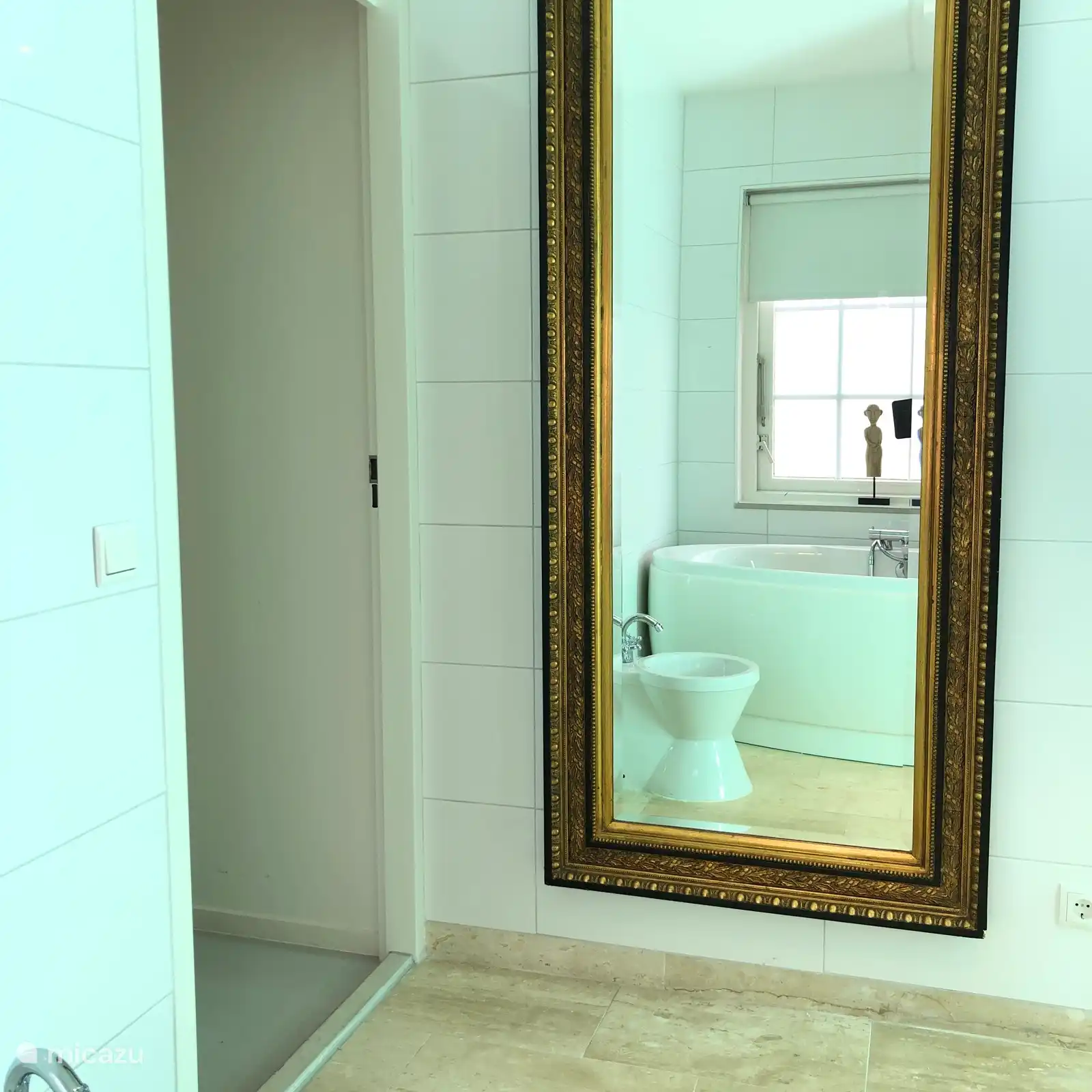 Ruime badkamer met ligbad