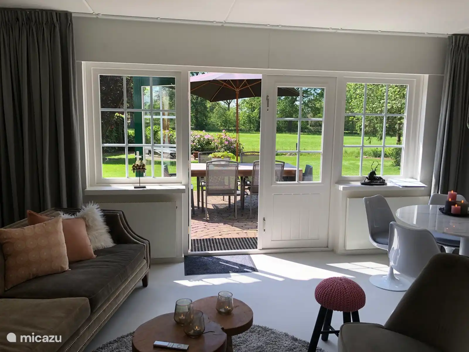 De woonkamer van de Kastanje met een ruime tuin