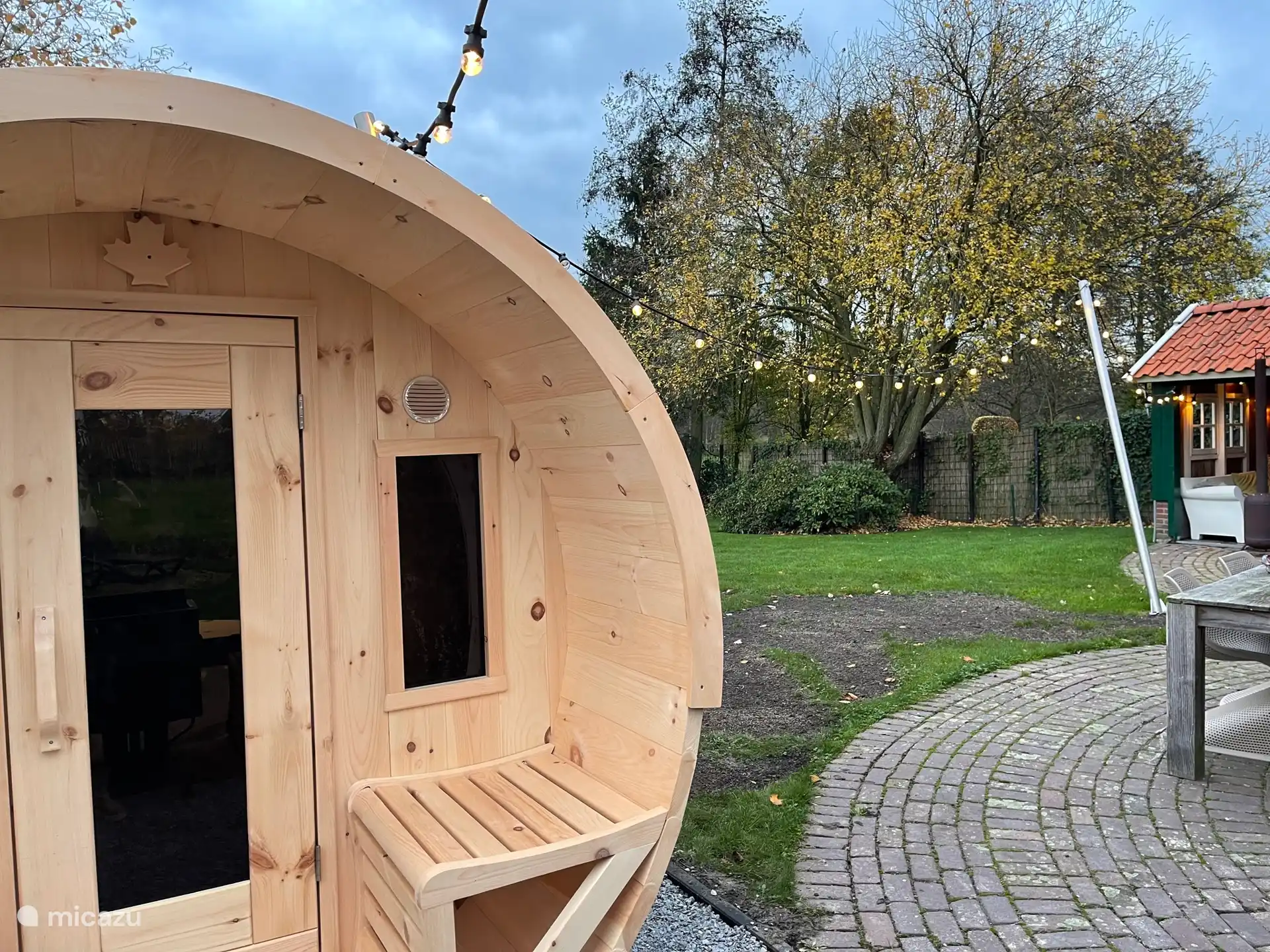 De barrelsauna met romantische lampjes