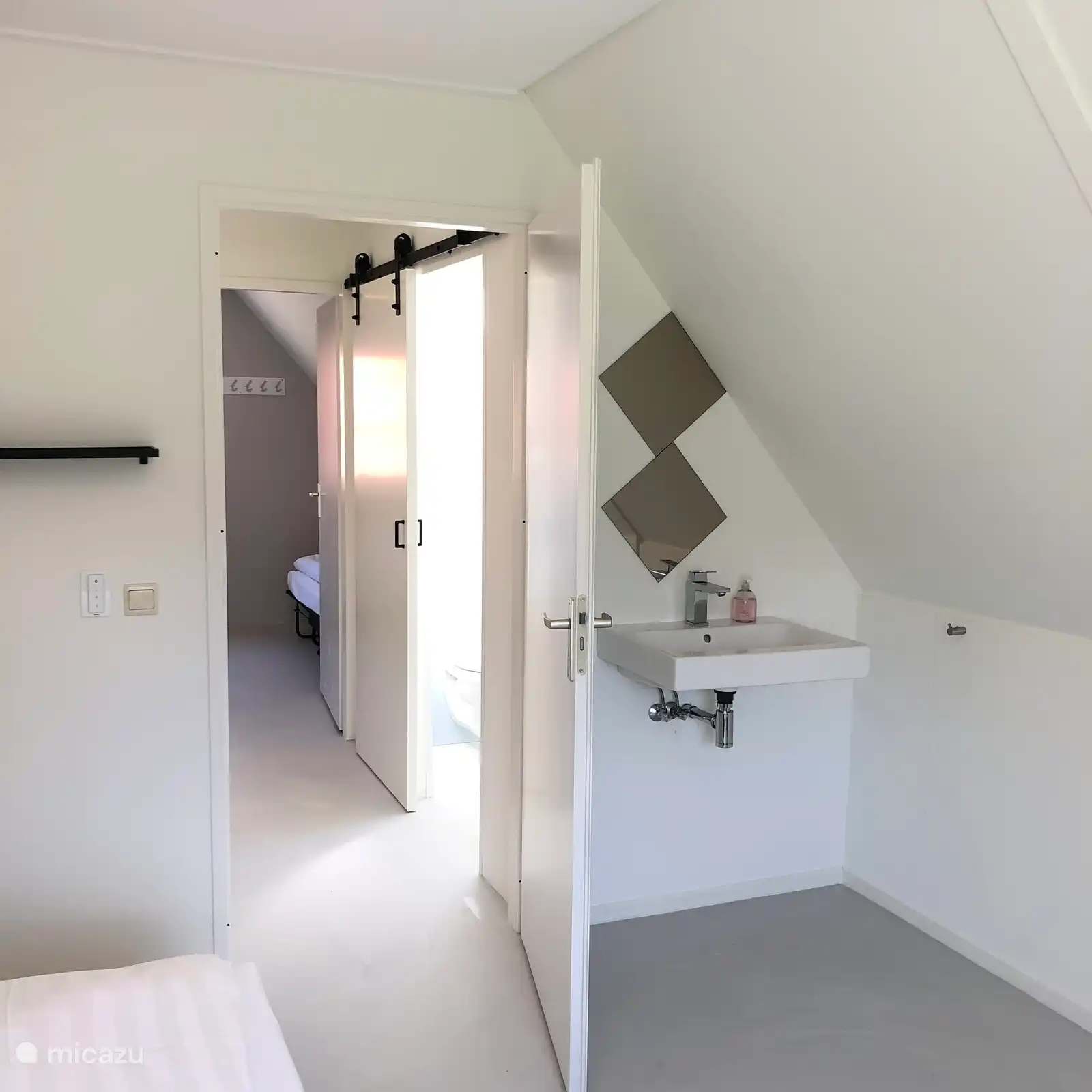 De slaapkamers zijn voorzien van een eigen wastafel