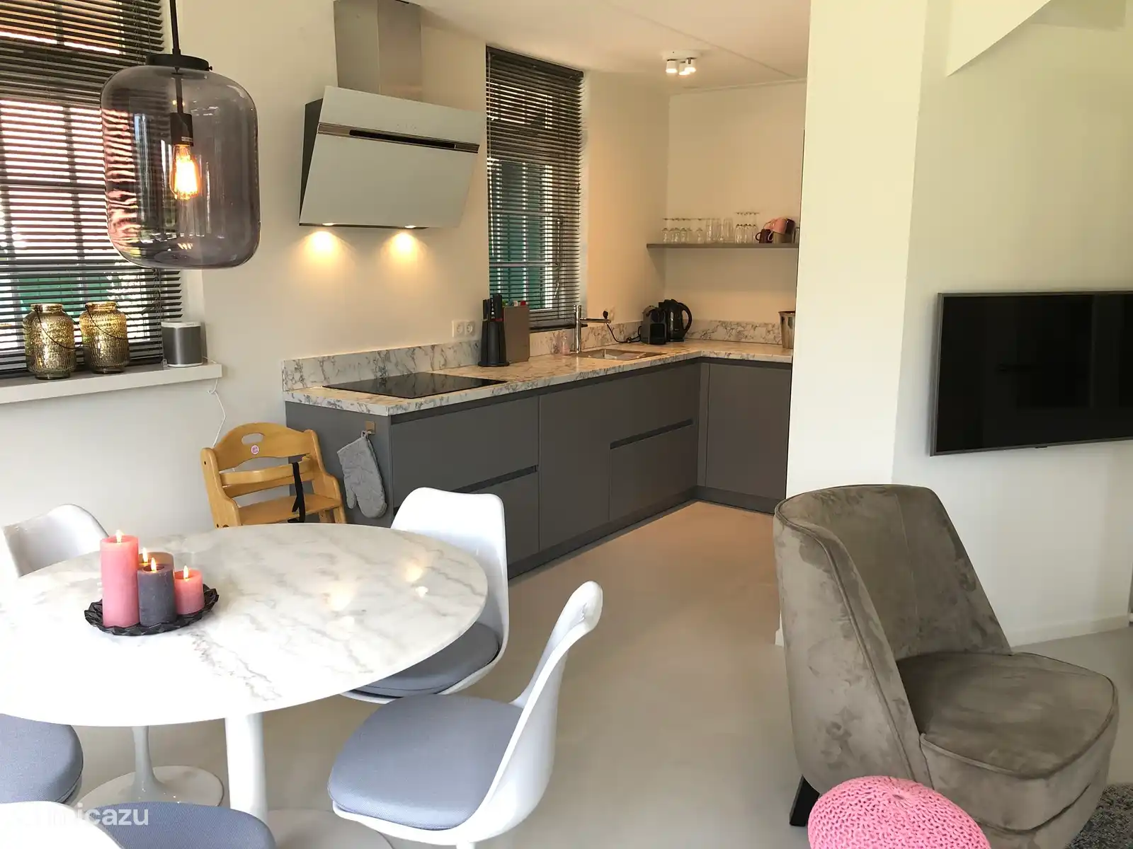 Moderne keuken voorzien van alle gemakken voor een heerlijke maaltijd