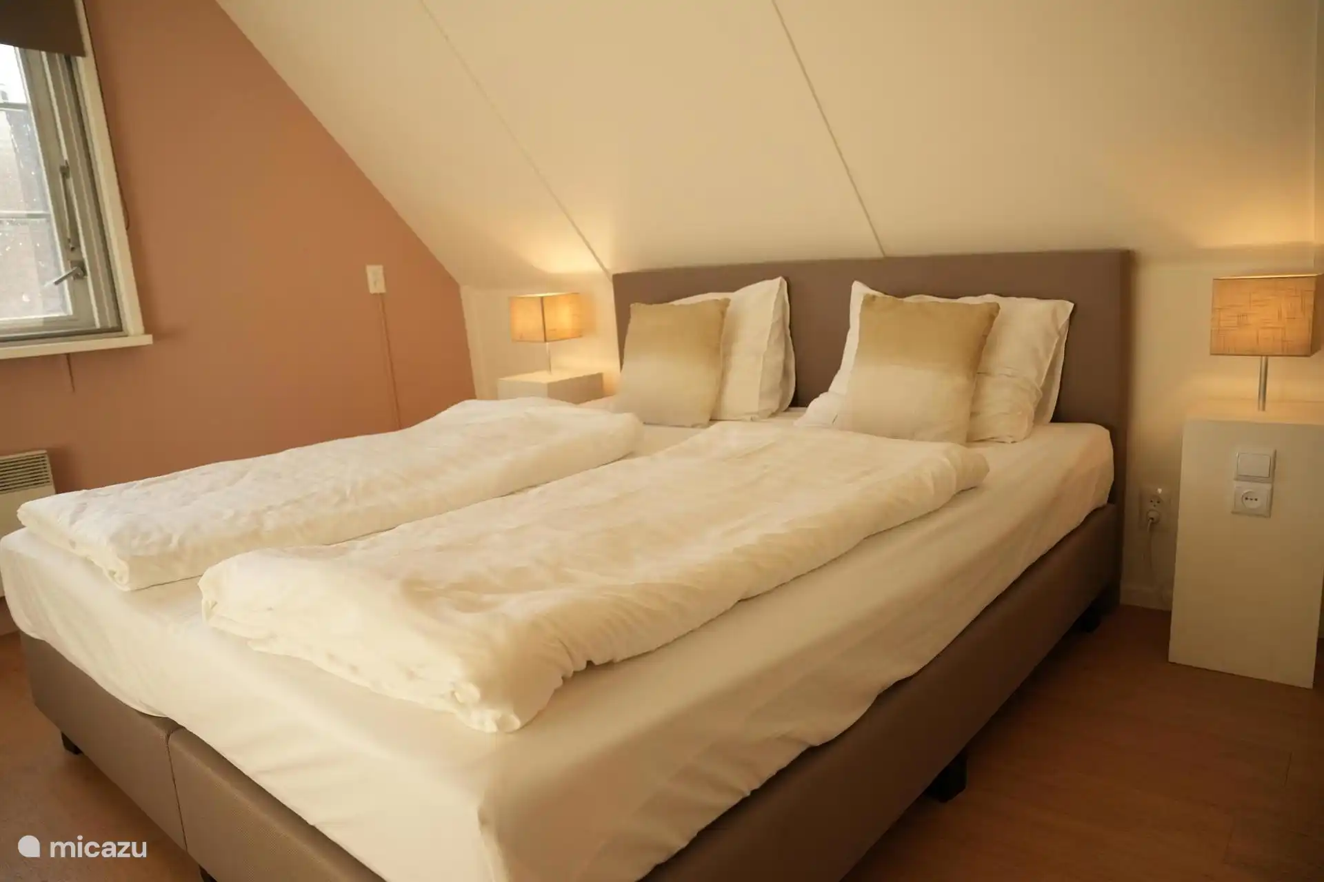 Slaapkamer met beige en roze tinten