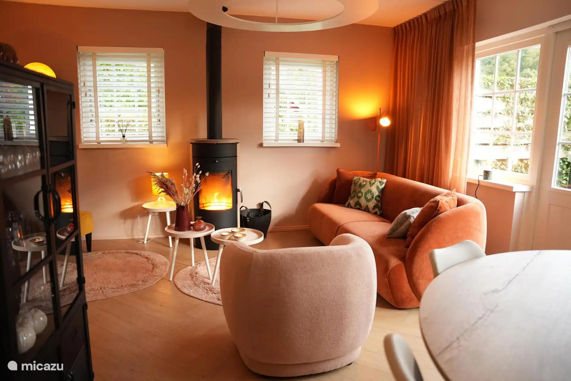 Een warme en sfeervolle woonkamer met haard