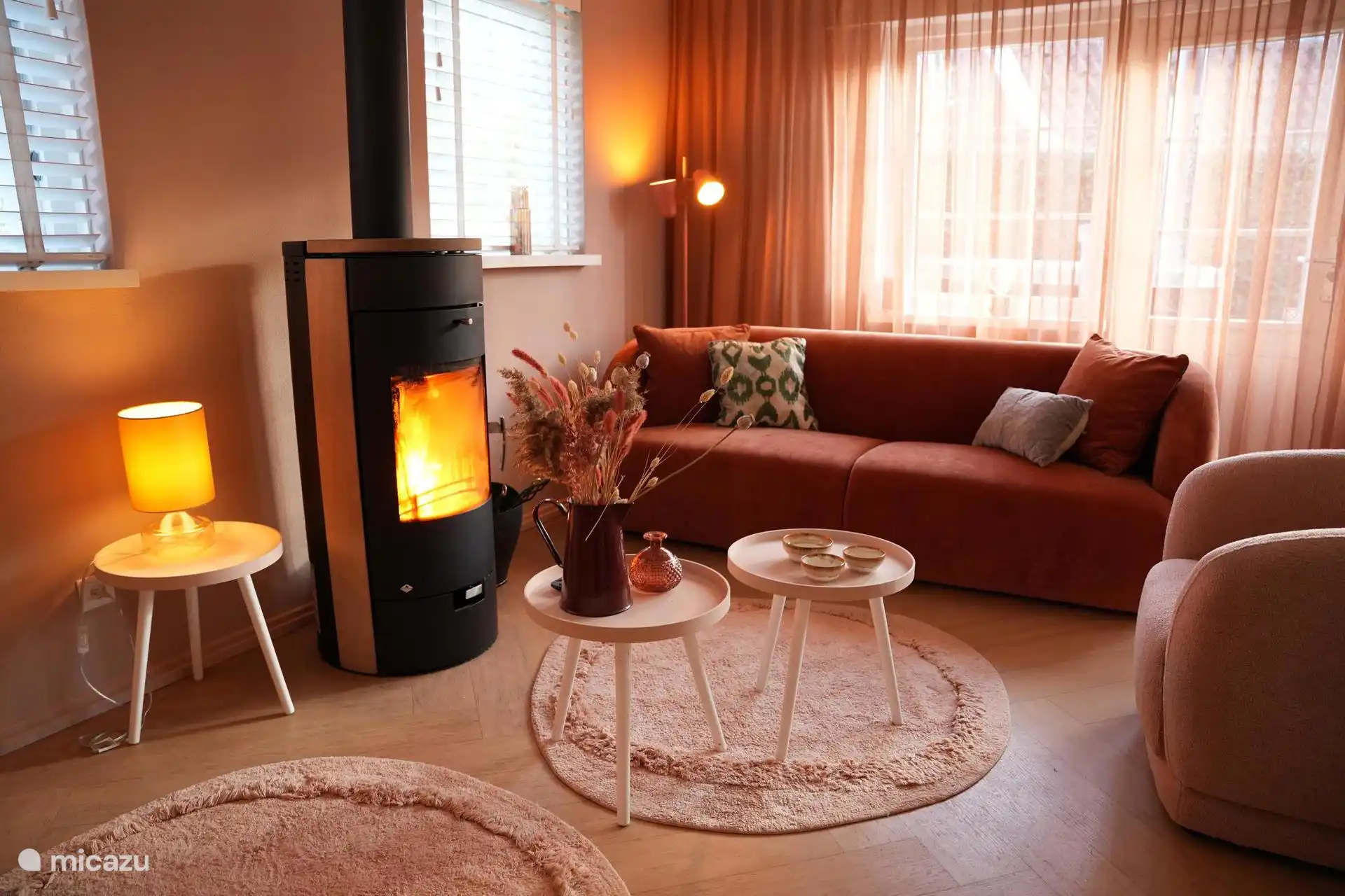 Gezellige woonkamer met haard. Perfect om een boek te lezen