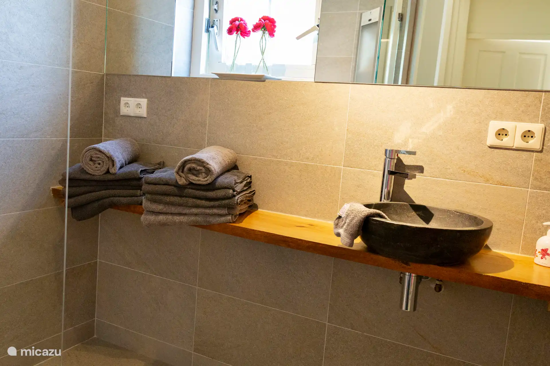 Salle de bain spacieuse et moderne 