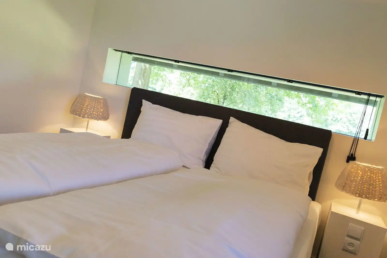 Chambre au rez-de-chaussée avec vue sur le jardin