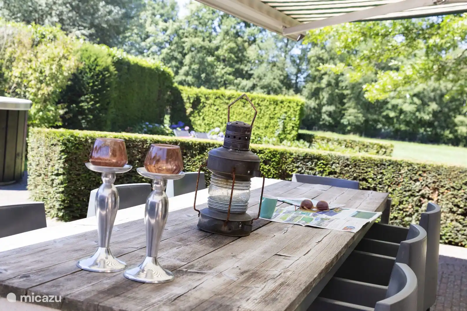 Restauration en plein air en été