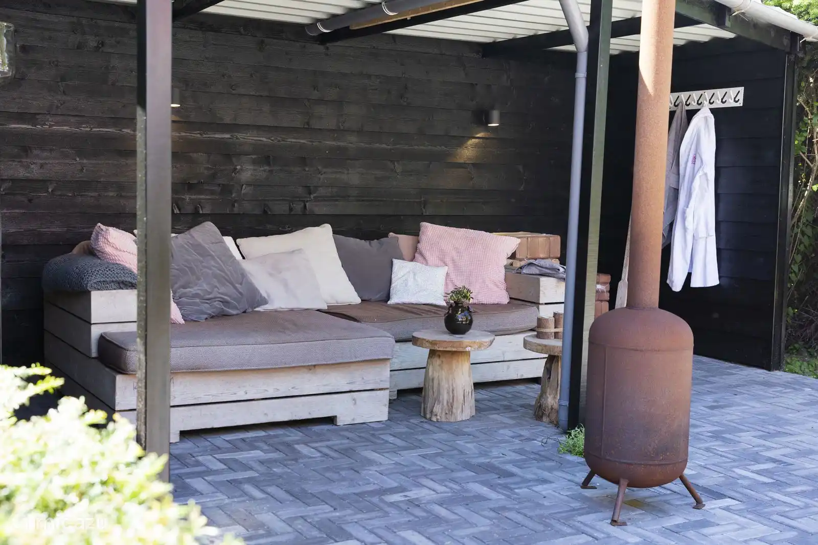 Le canapé miteux avec cheminée