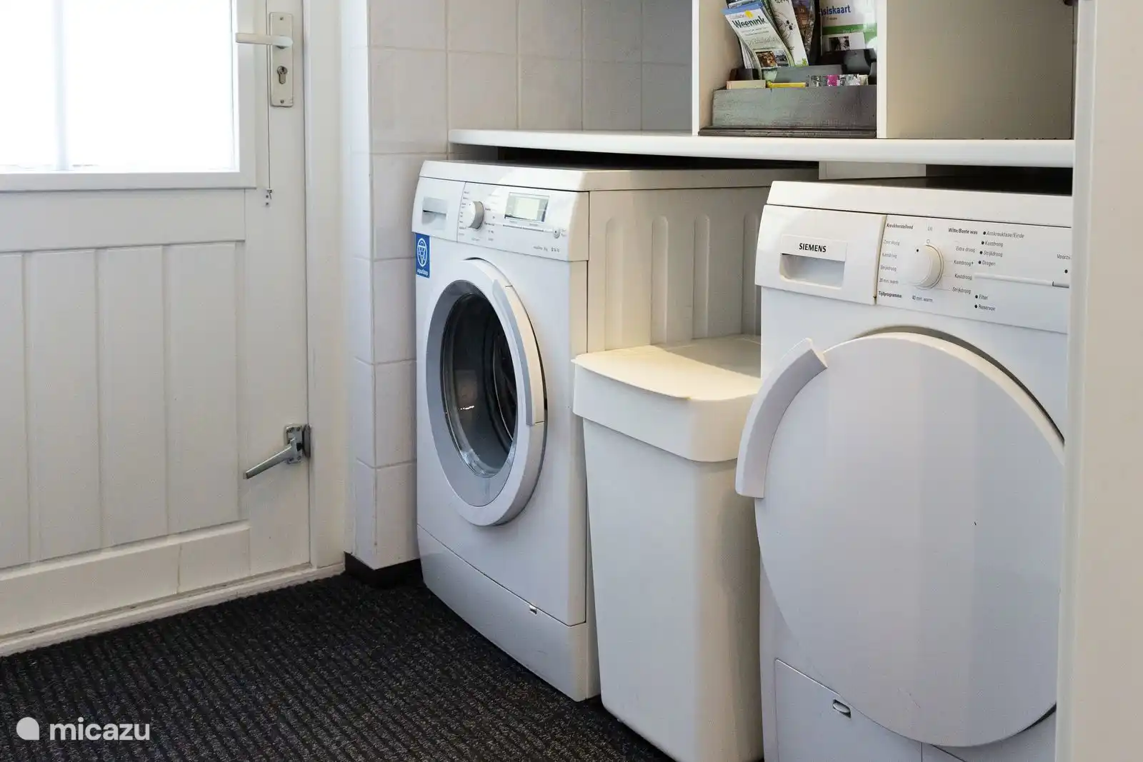 La buanderie avec machine à laver et sèche-linge 