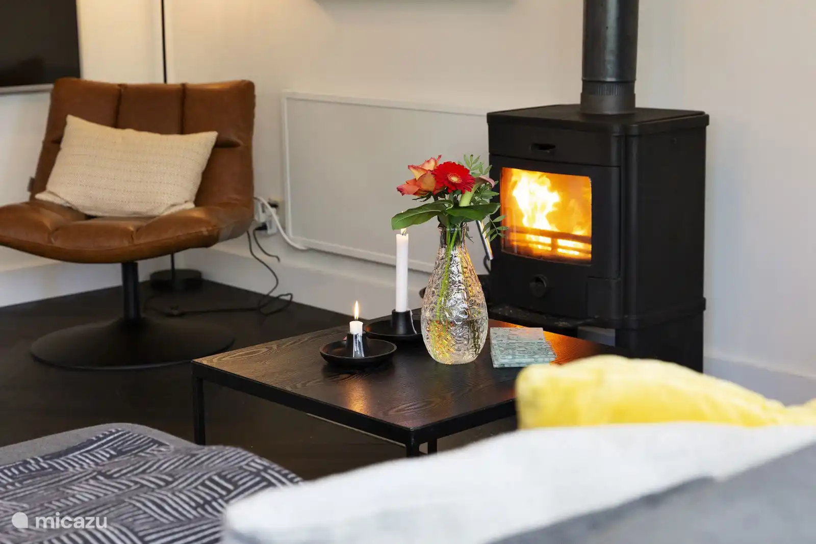 Salon avec cheminée douillette