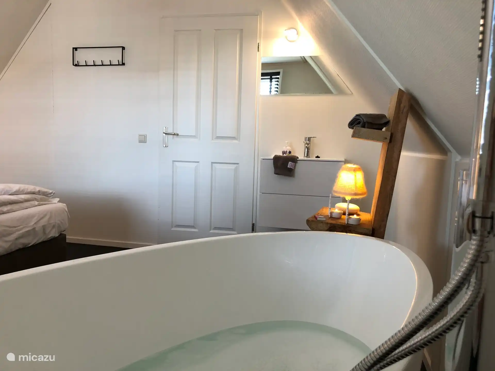 La vue de la baignoire vers la chambre