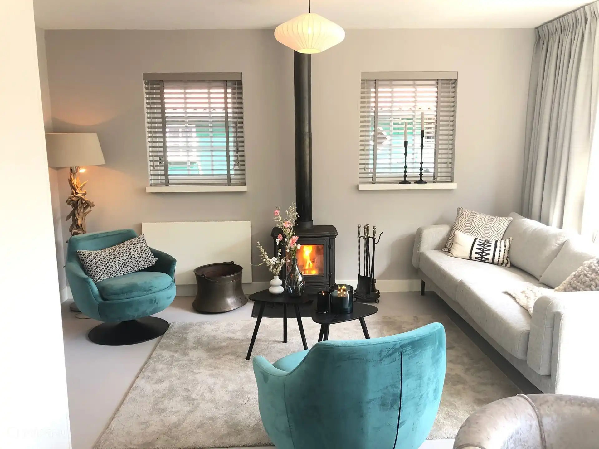 Een gezellige woonkamer met haard