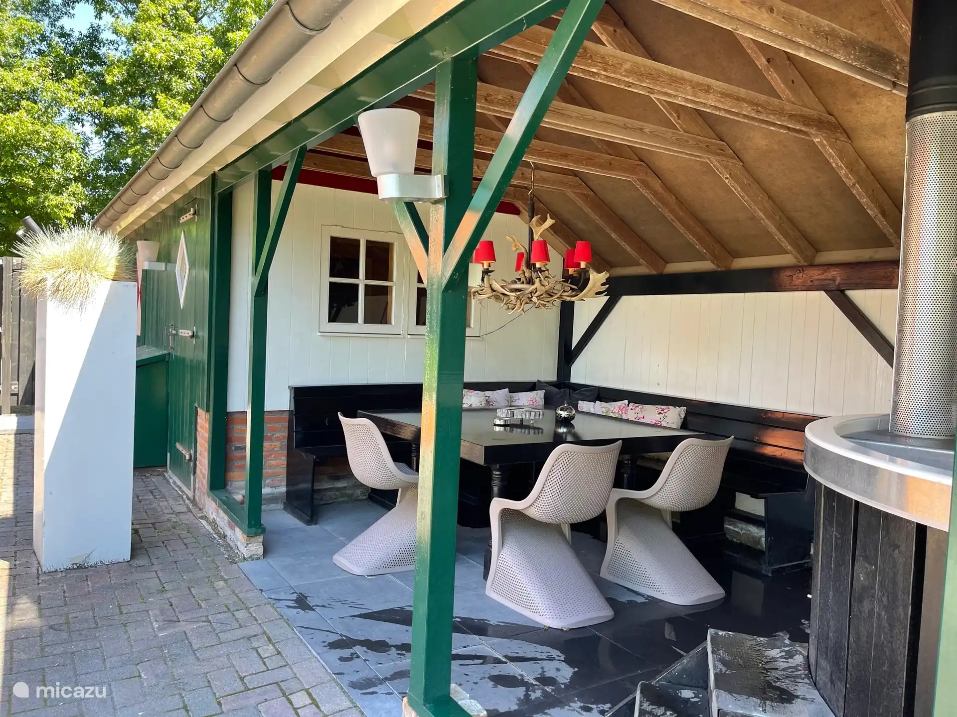 De gezellige overkapte buitenzit bij de Madelief
