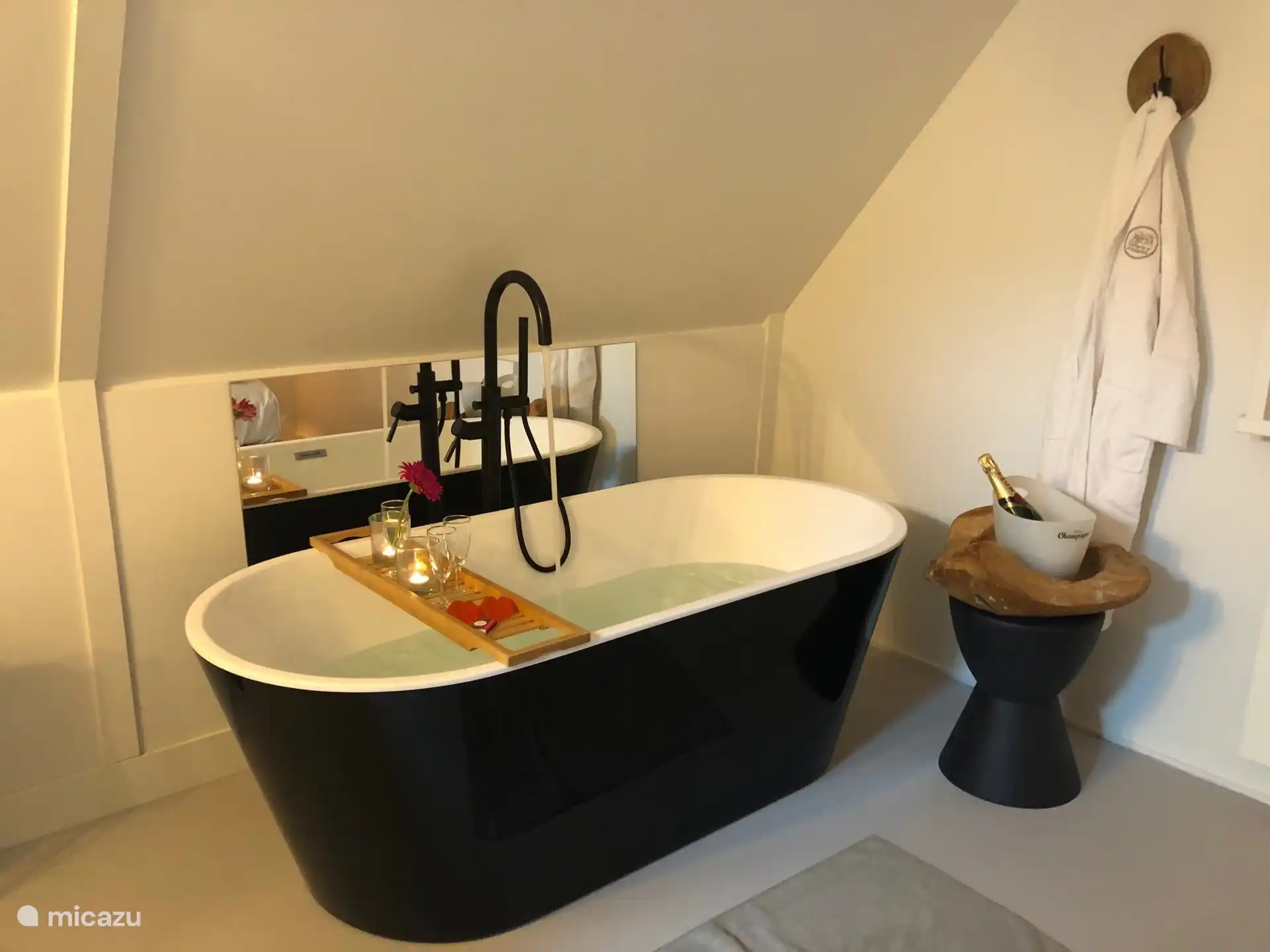 Slaapkamer met ligbad 