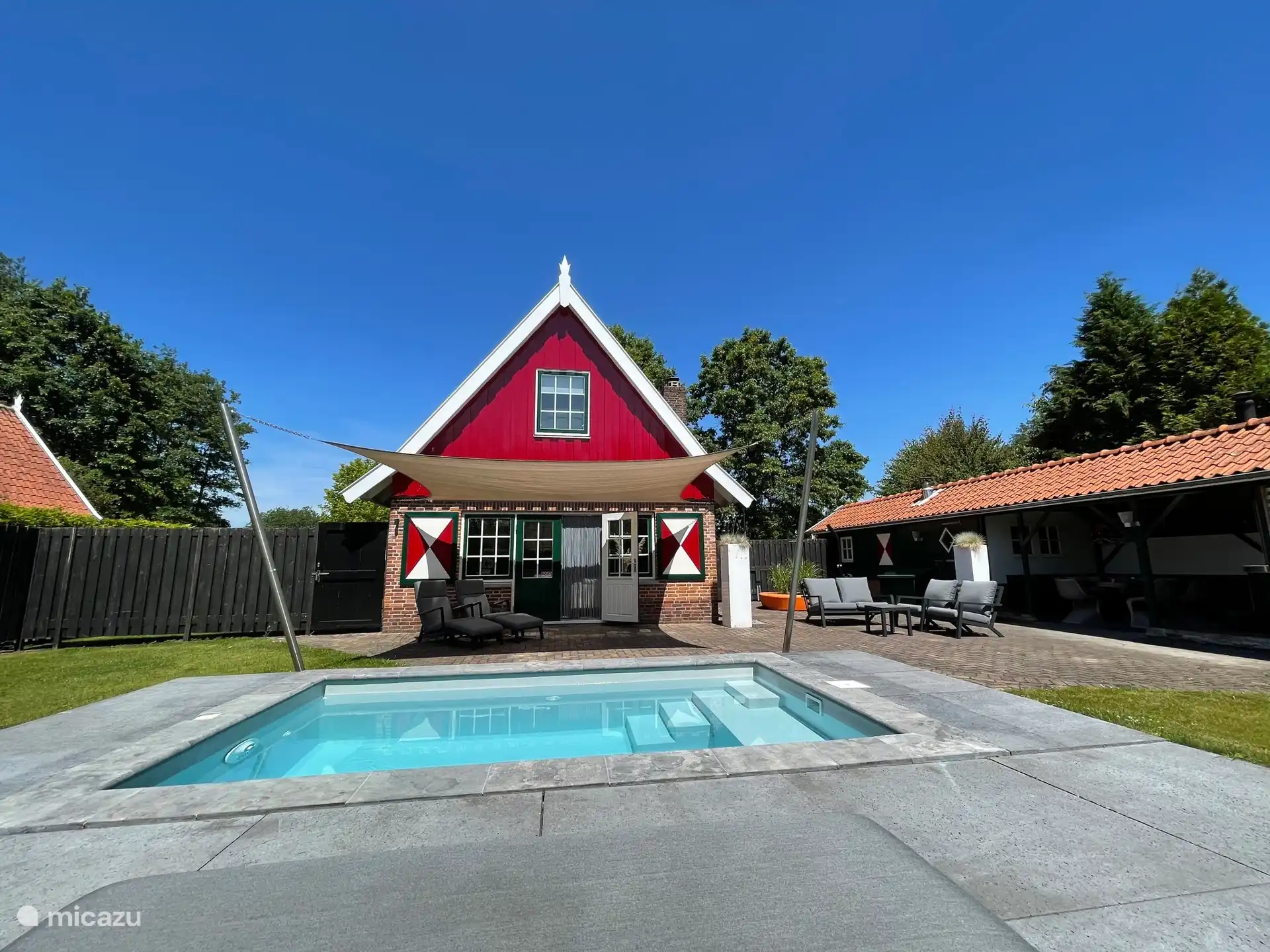 Neem een heerlijke duik in je eigen privé zwembad