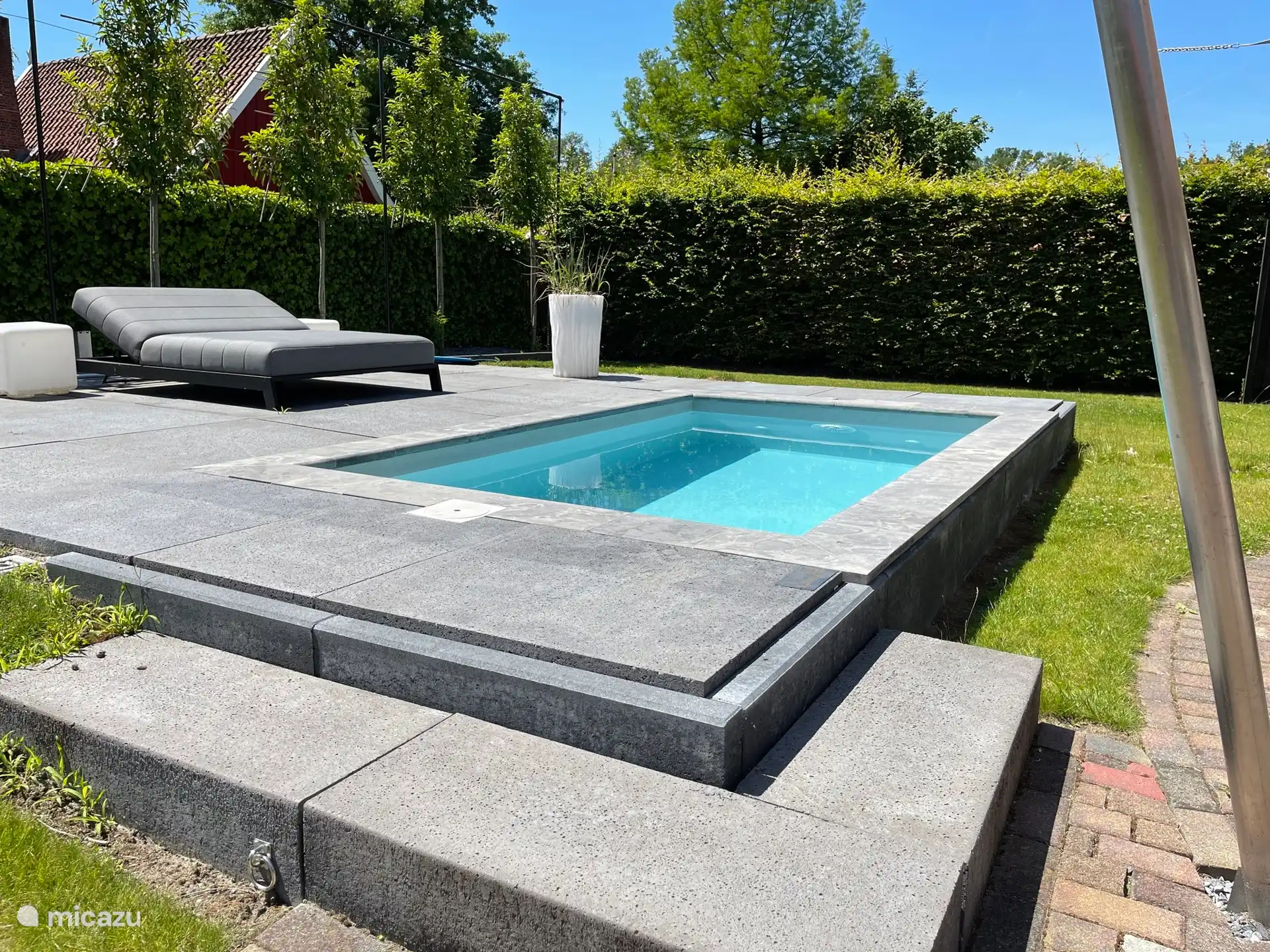 Zwembad met zonnebed