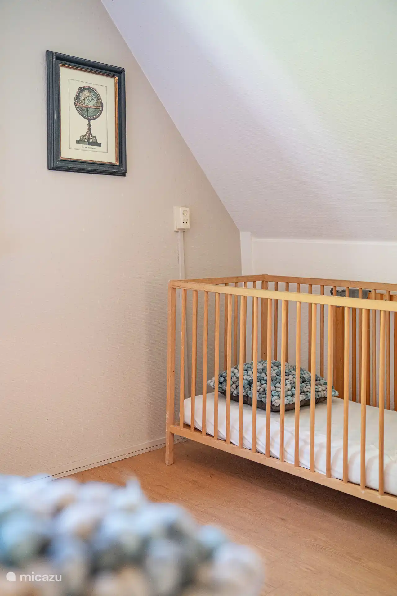 Das Feldbett im dritten Schlafzimmer (Größe 60 x 120 cm) für ein Kind bis 2 Jahre alt