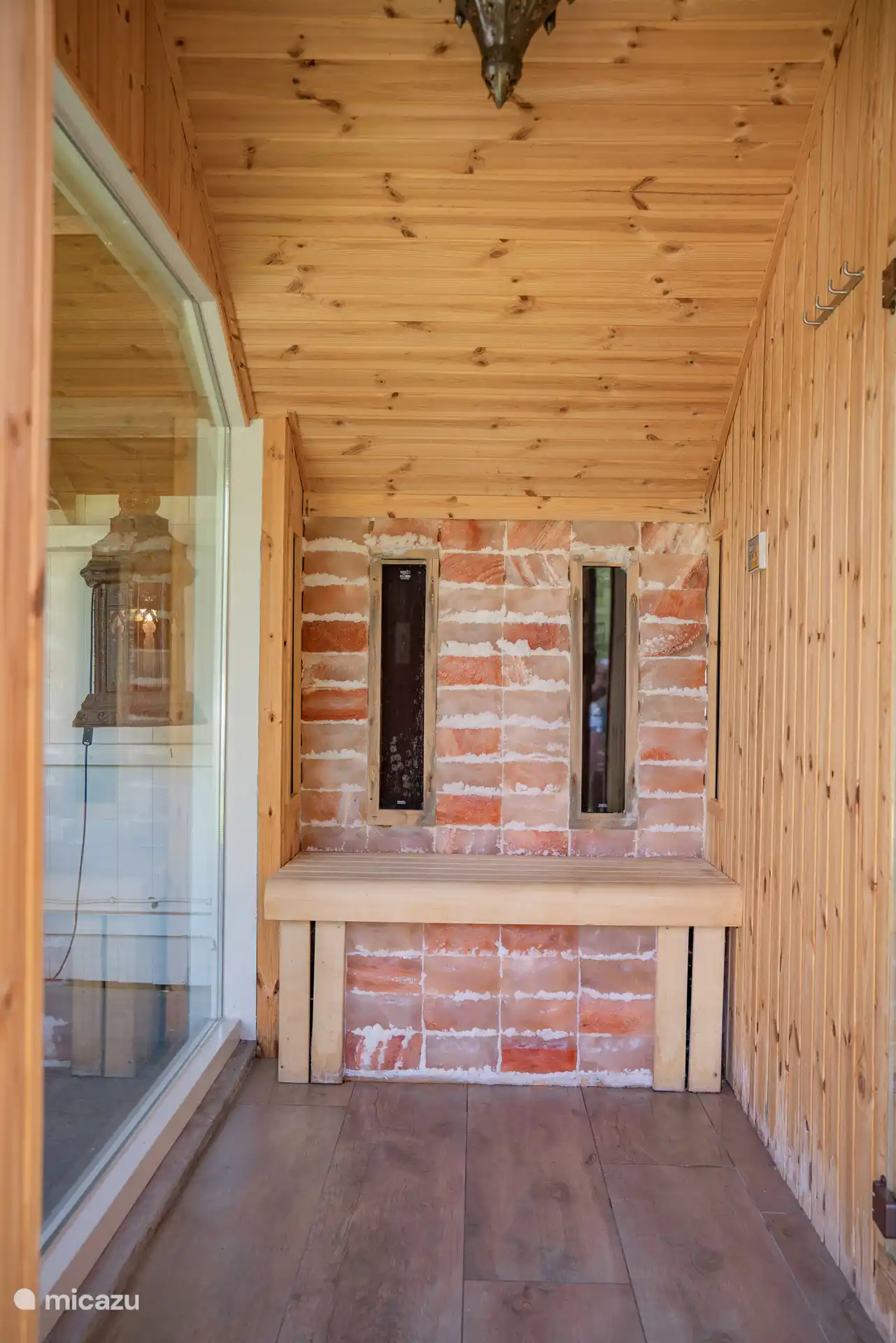 Infrarotsauna mit Salzsteinen 
