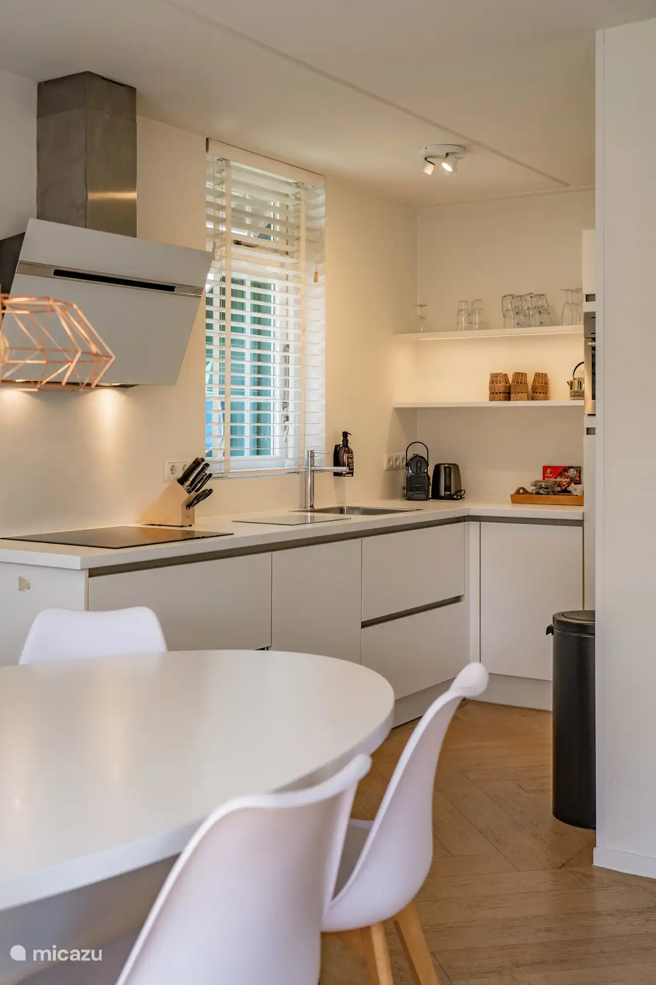 Diese moderne Küche verfügt über einen Induktionsherd, Geschirrspüler, Kombiofen, Kühlschrank, Gefriertruhe, Wasserkocher und Kaffeemaschine (Nespresso).