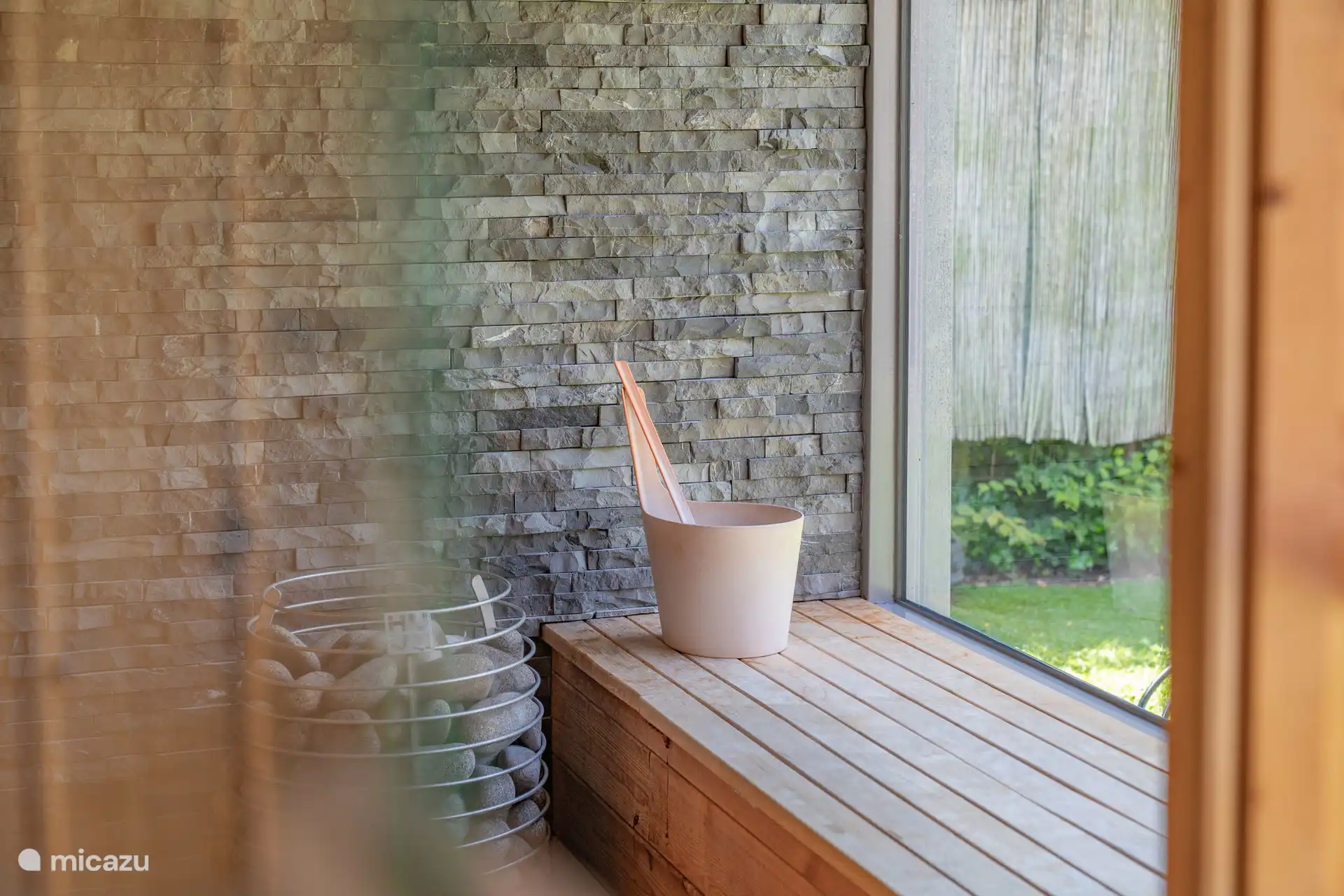 Finnische Sauna mit Blick auf Garten und Pool
