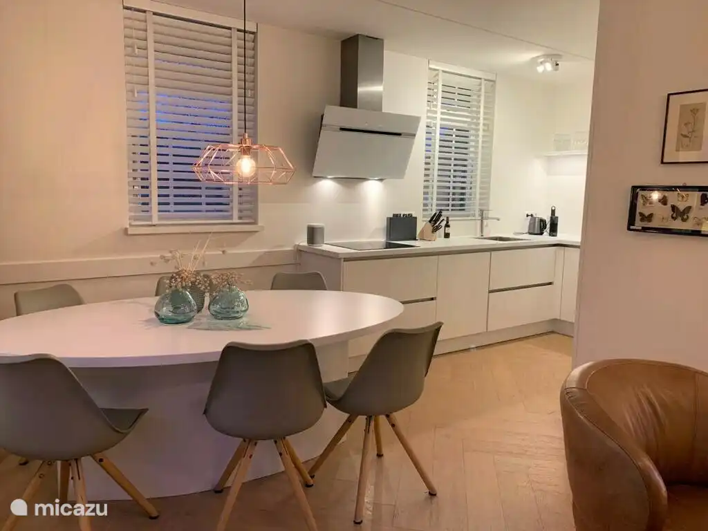 De keuken met eettafel