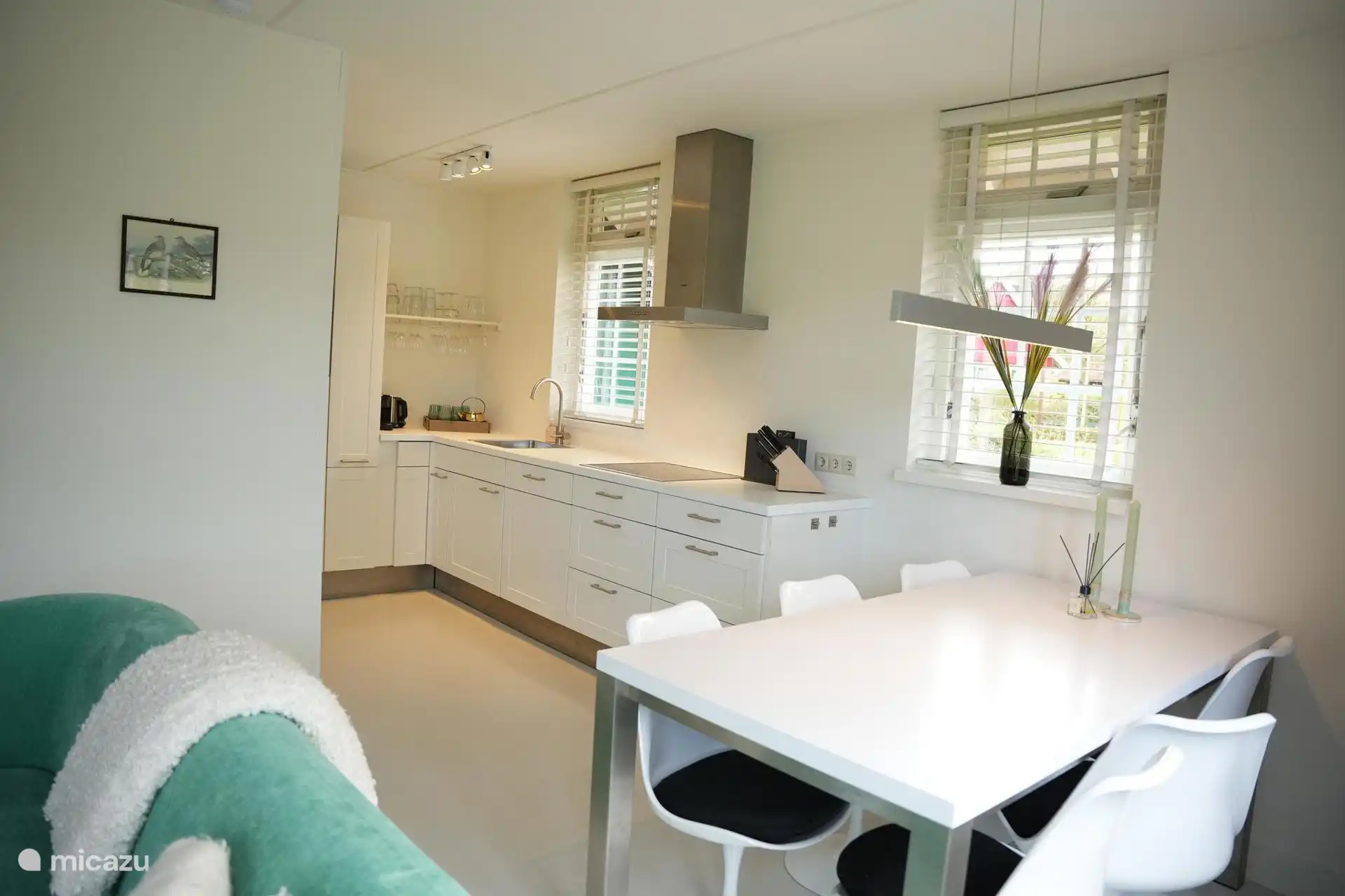 Lichte keuken met eettafel 