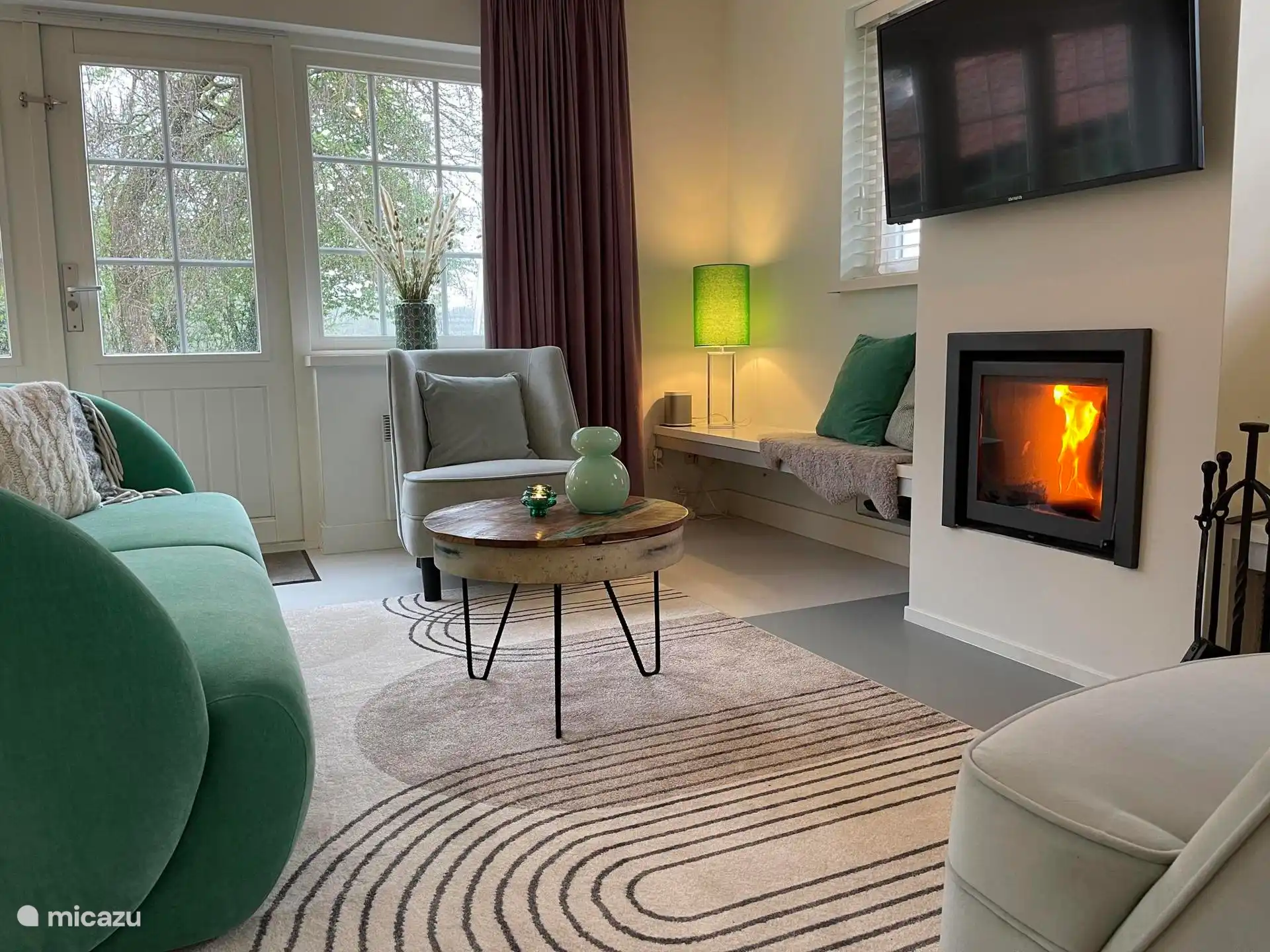 Een gezellige woonkamer met openhaard